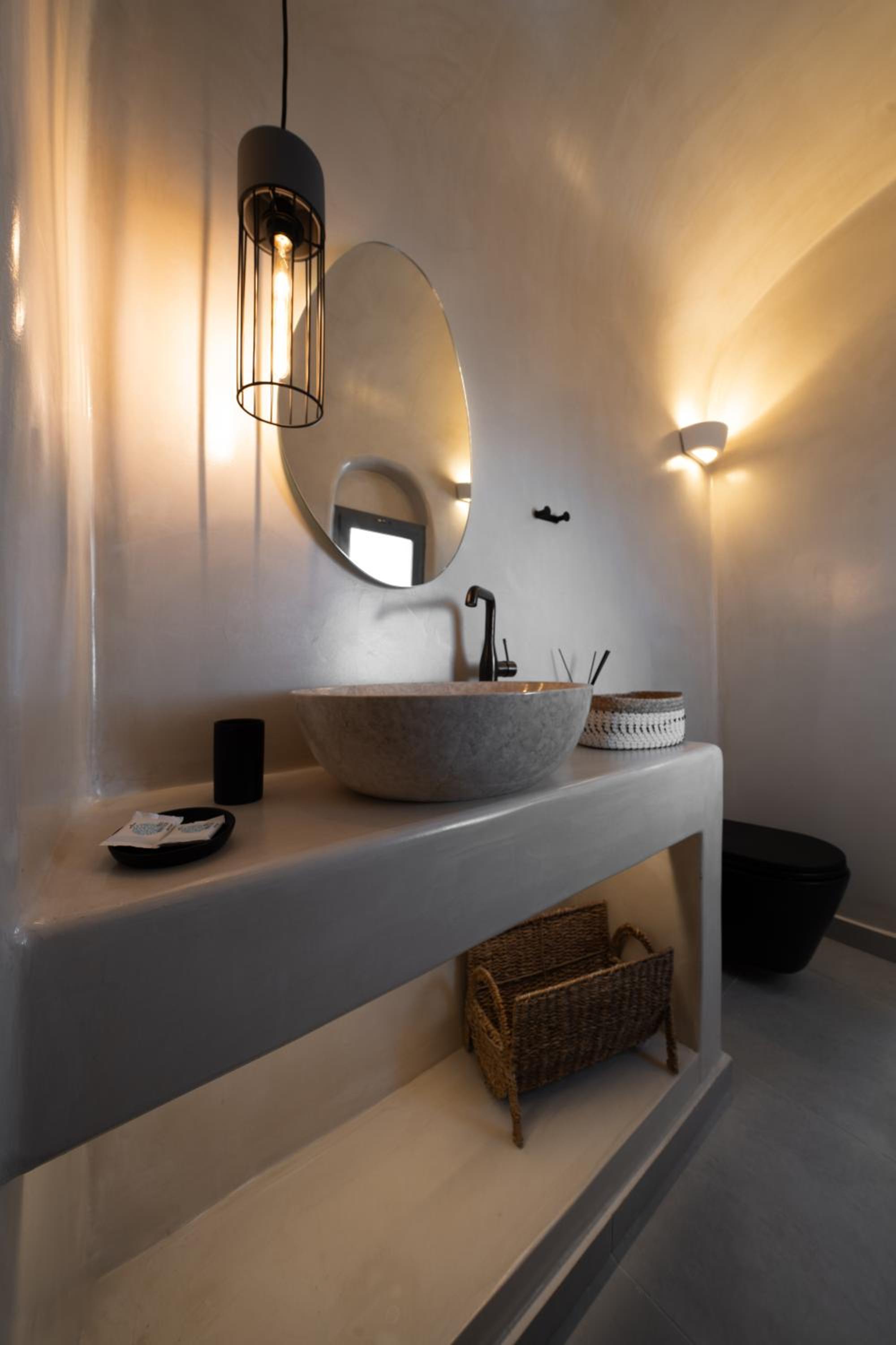 Bligos Ville, villa con vistas al mar en Oia — bathroom