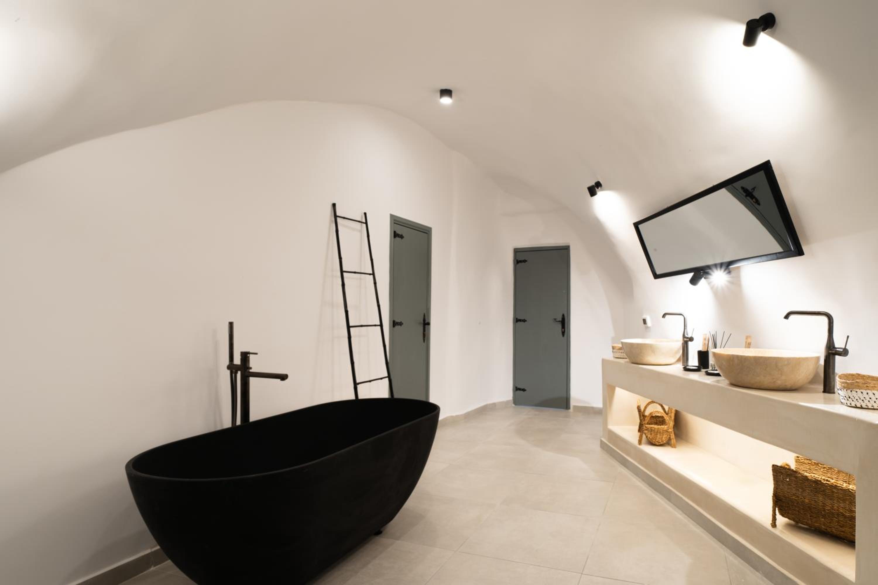 Bligos Ville, villa con vistas al mar en Oia — bathroom