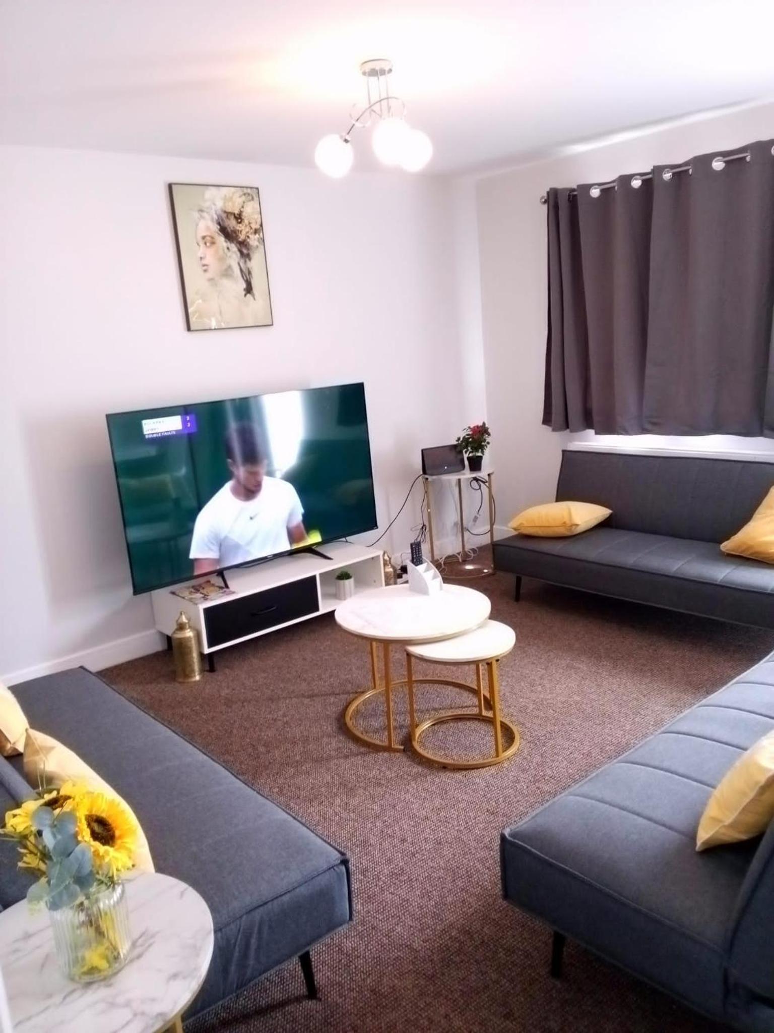 Modern Spacious 4 Bed House-with Private Parking in Birmingham view 4
