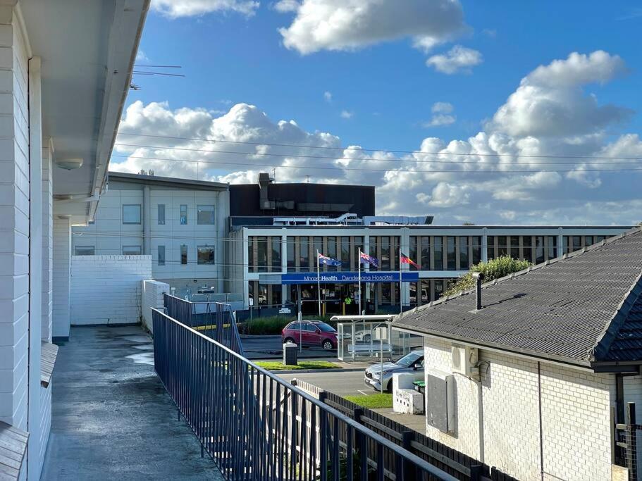 Central Apartment near Dandenong Hospital & Market