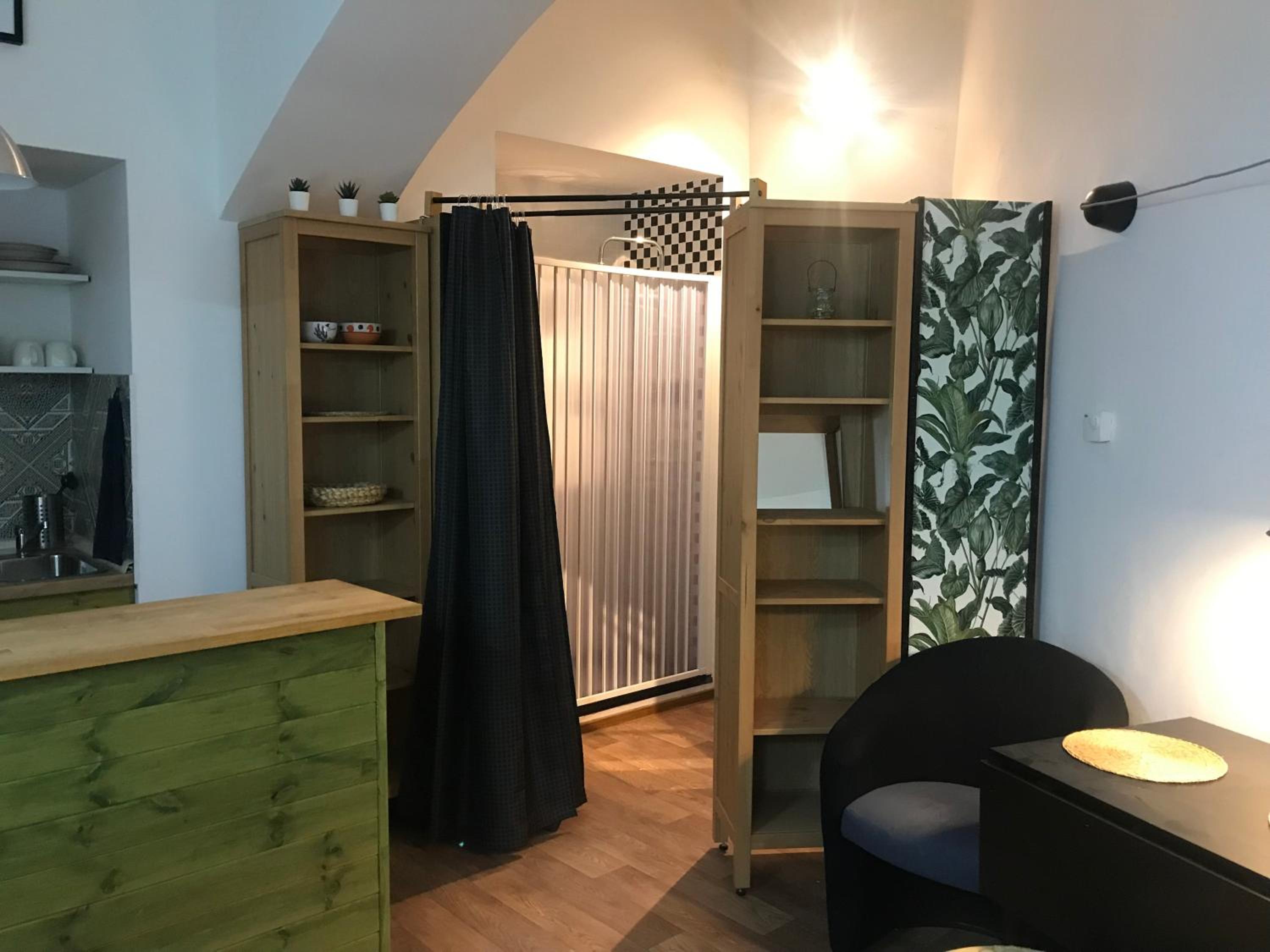 Fun Tiki Vibe Apartment / Charles Bridge / Netflix