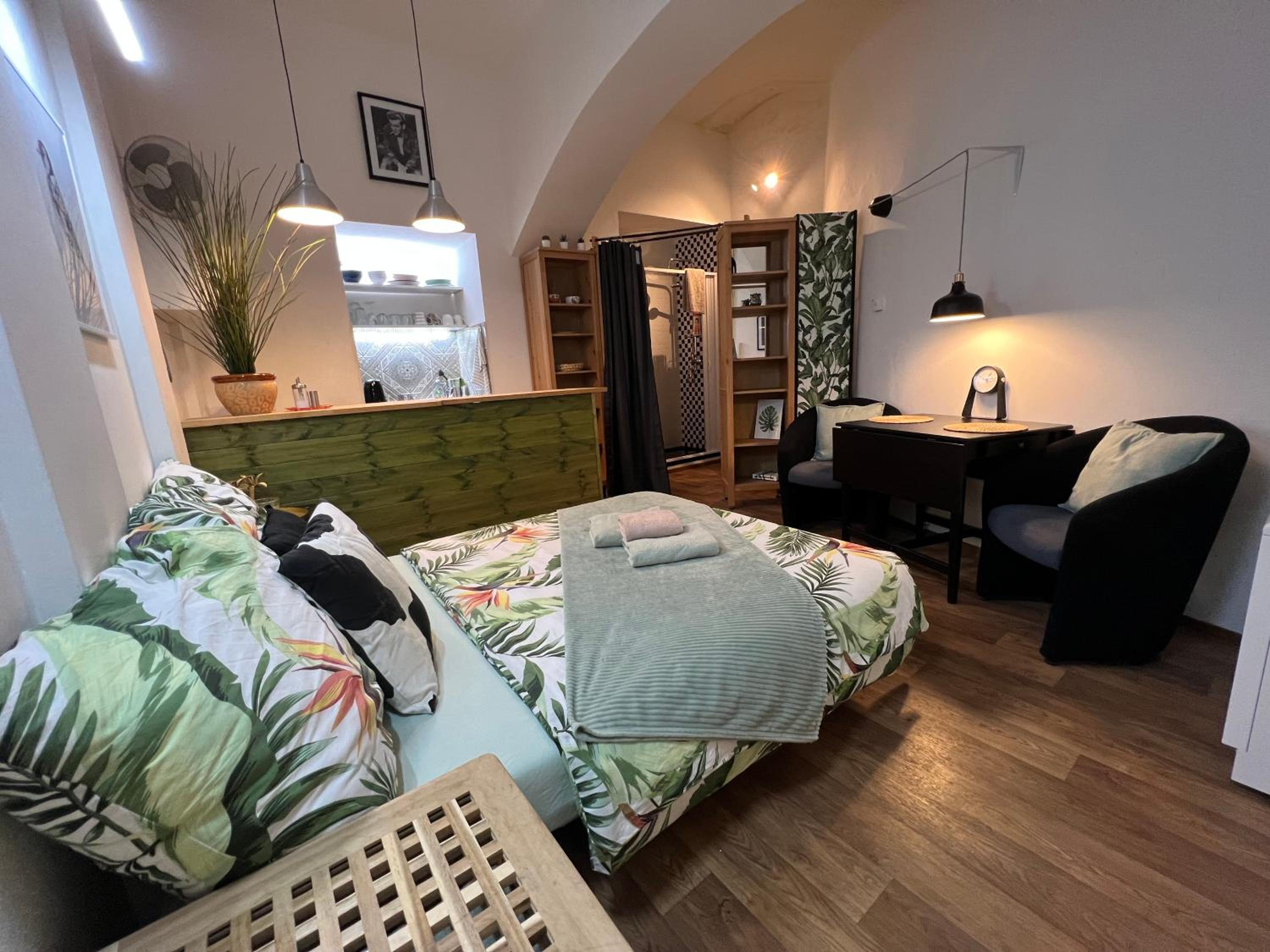 Fun Tiki Vibe Apartment / Charles Bridge / Netflix