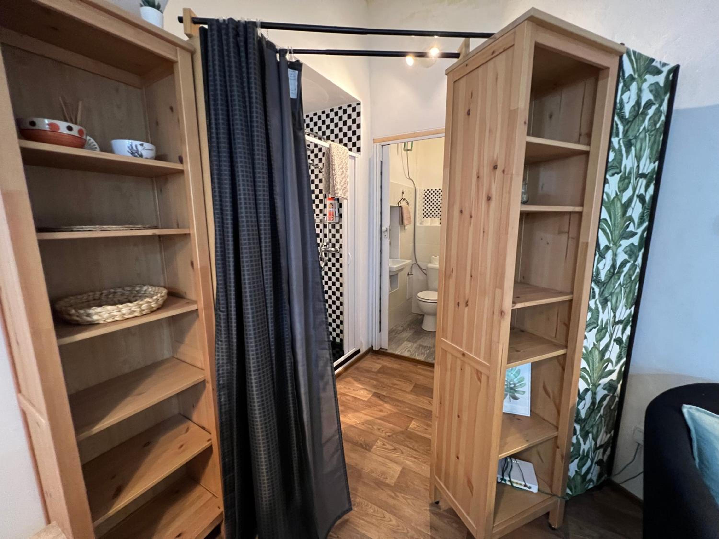Fun Tiki Vibe Apartment / Charles Bridge / Netflix
