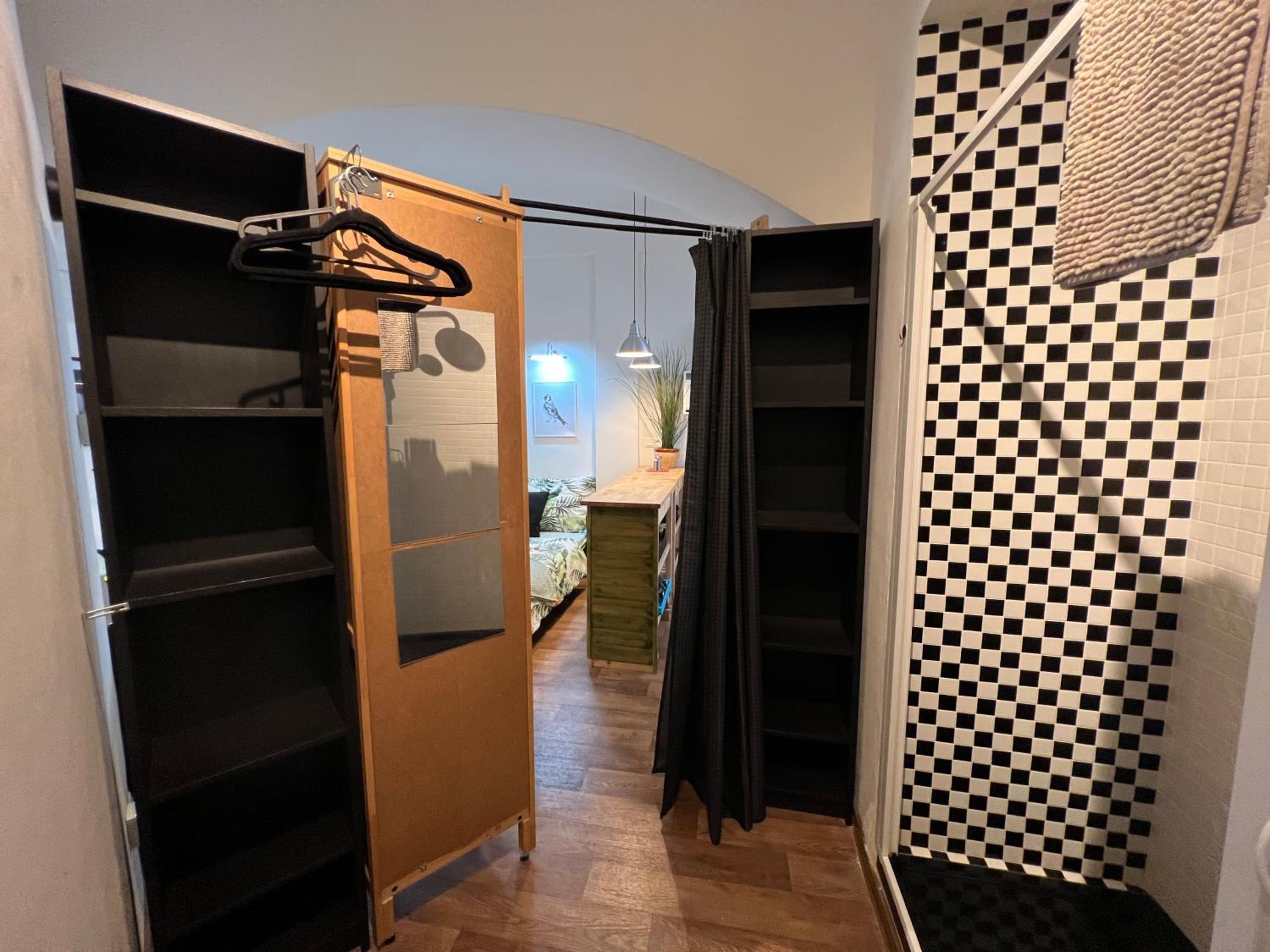 Fun Tiki Vibe Apartment / Charles Bridge / Netflix
