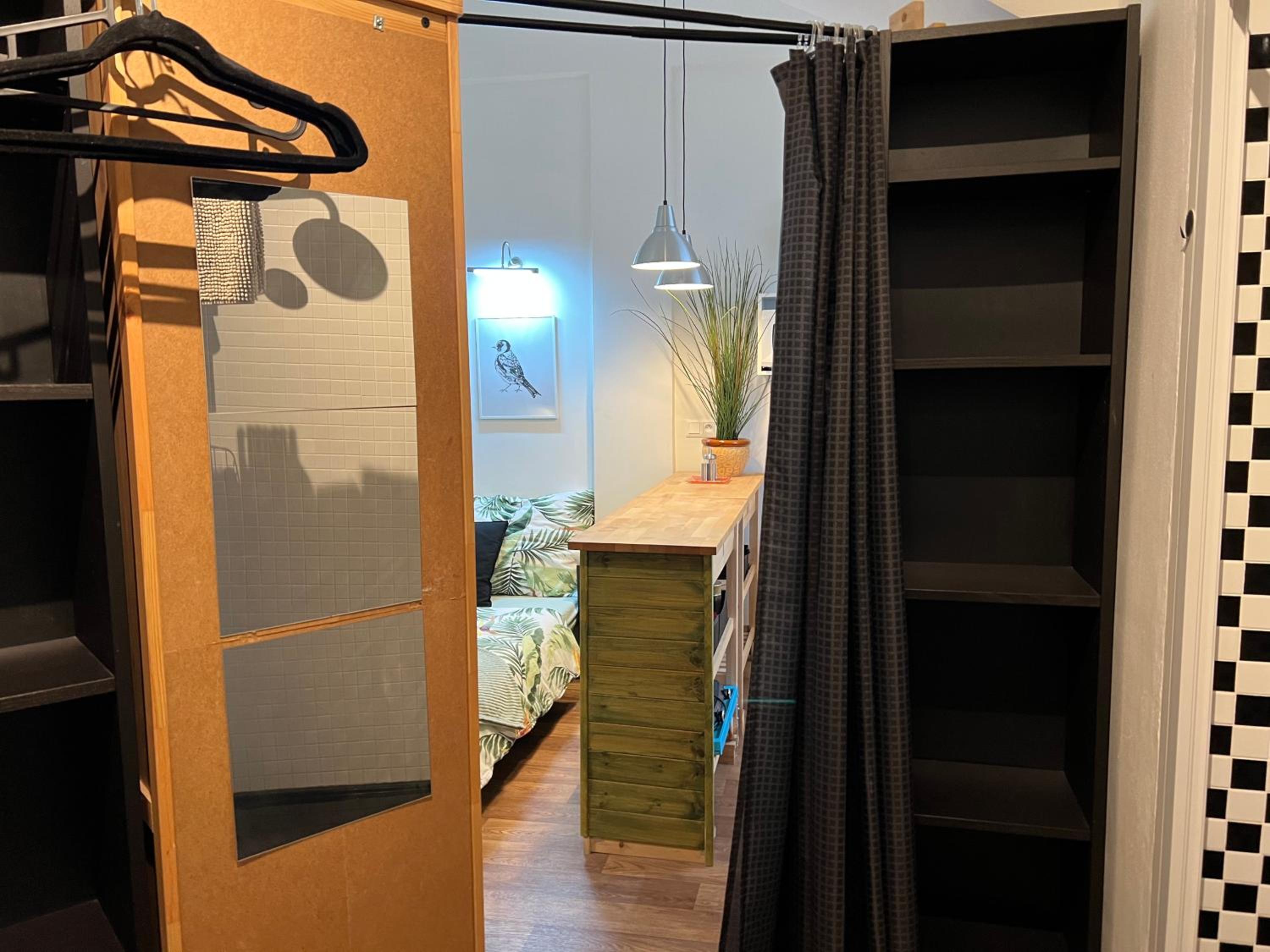 Fun Tiki Vibe Apartment / Charles Bridge / Netflix