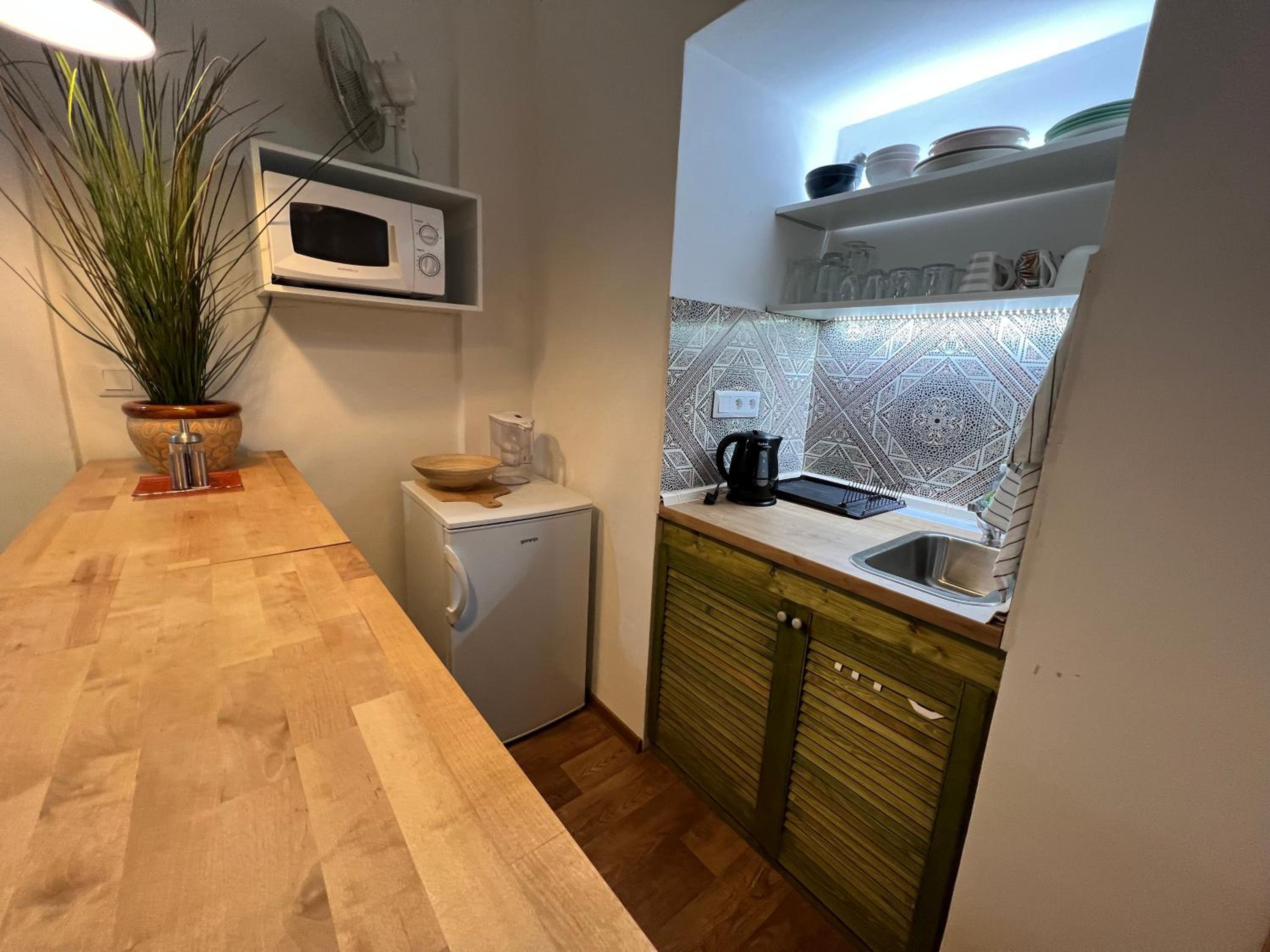 Fun Tiki Vibe Apartment / Charles Bridge / Netflix