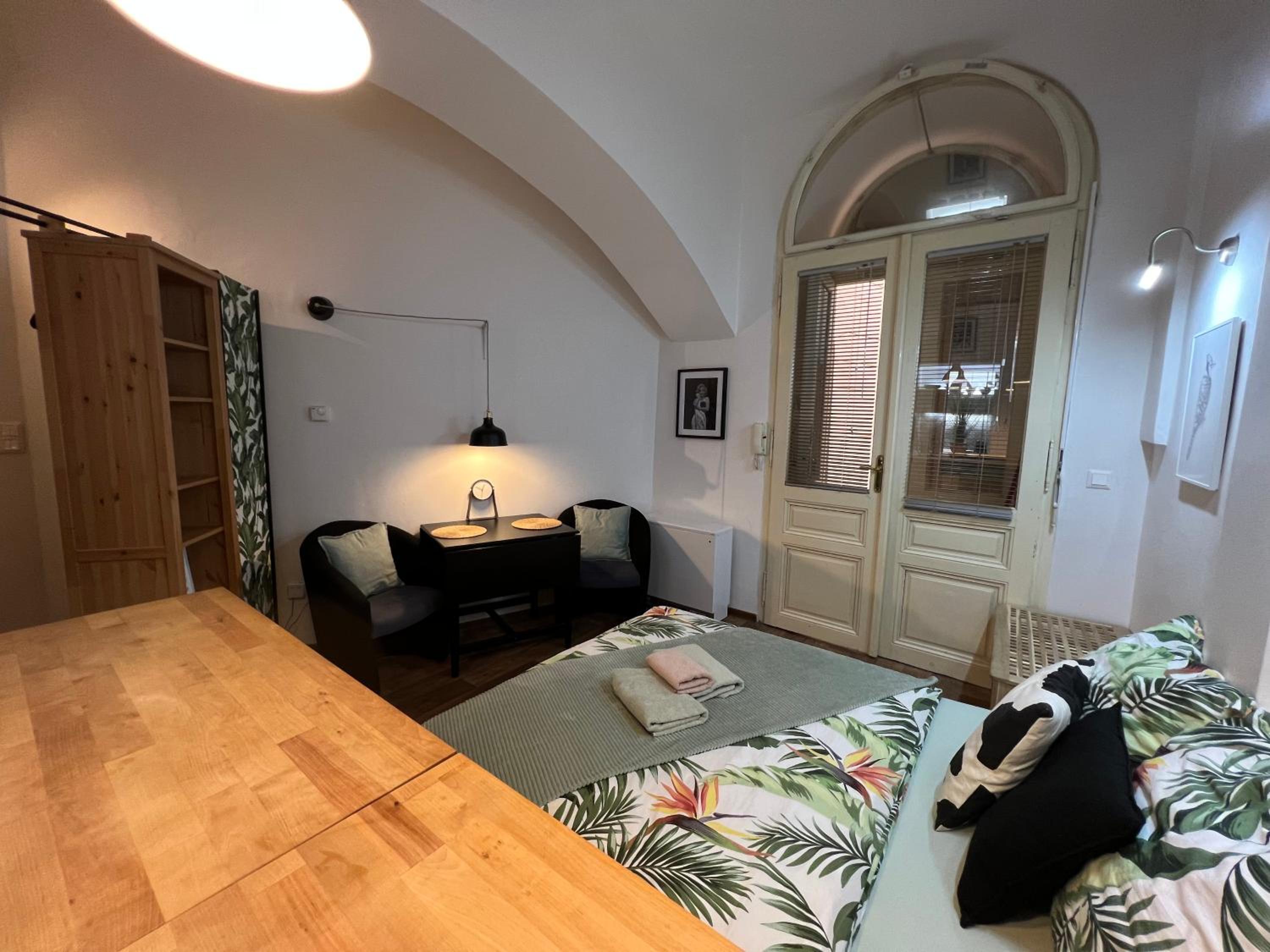 Fun Tiki Vibe Apartment / Charles Bridge / Netflix