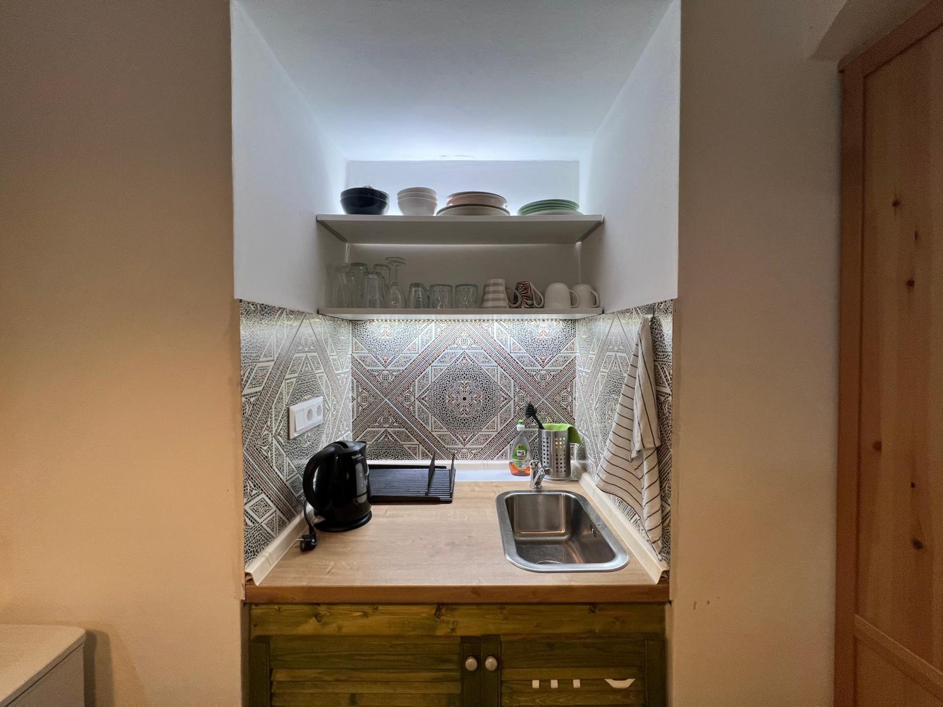 Fun Tiki Vibe Apartment / Charles Bridge / Netflix