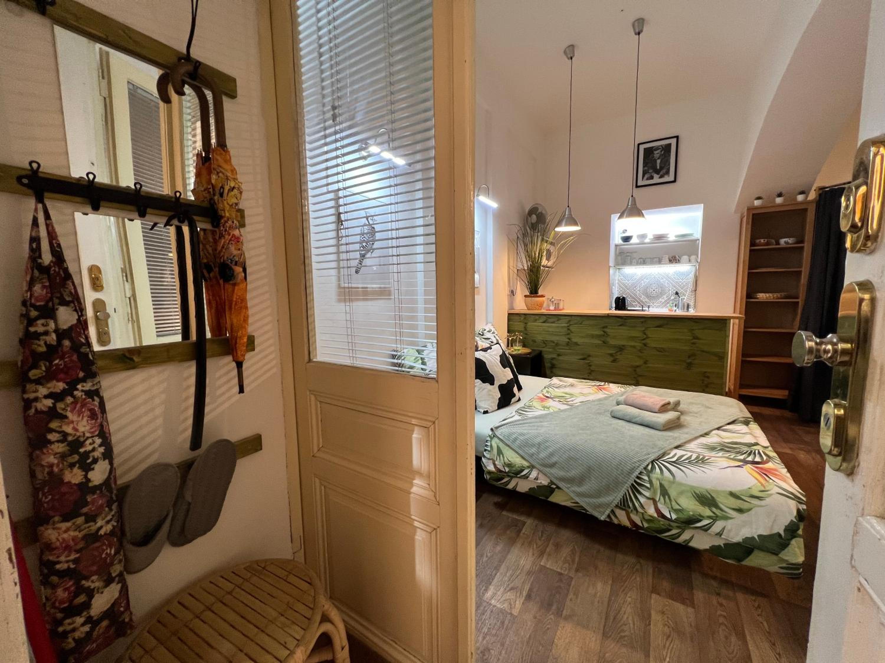 Fun Tiki Vibe Apartment / Charles Bridge / Netflix