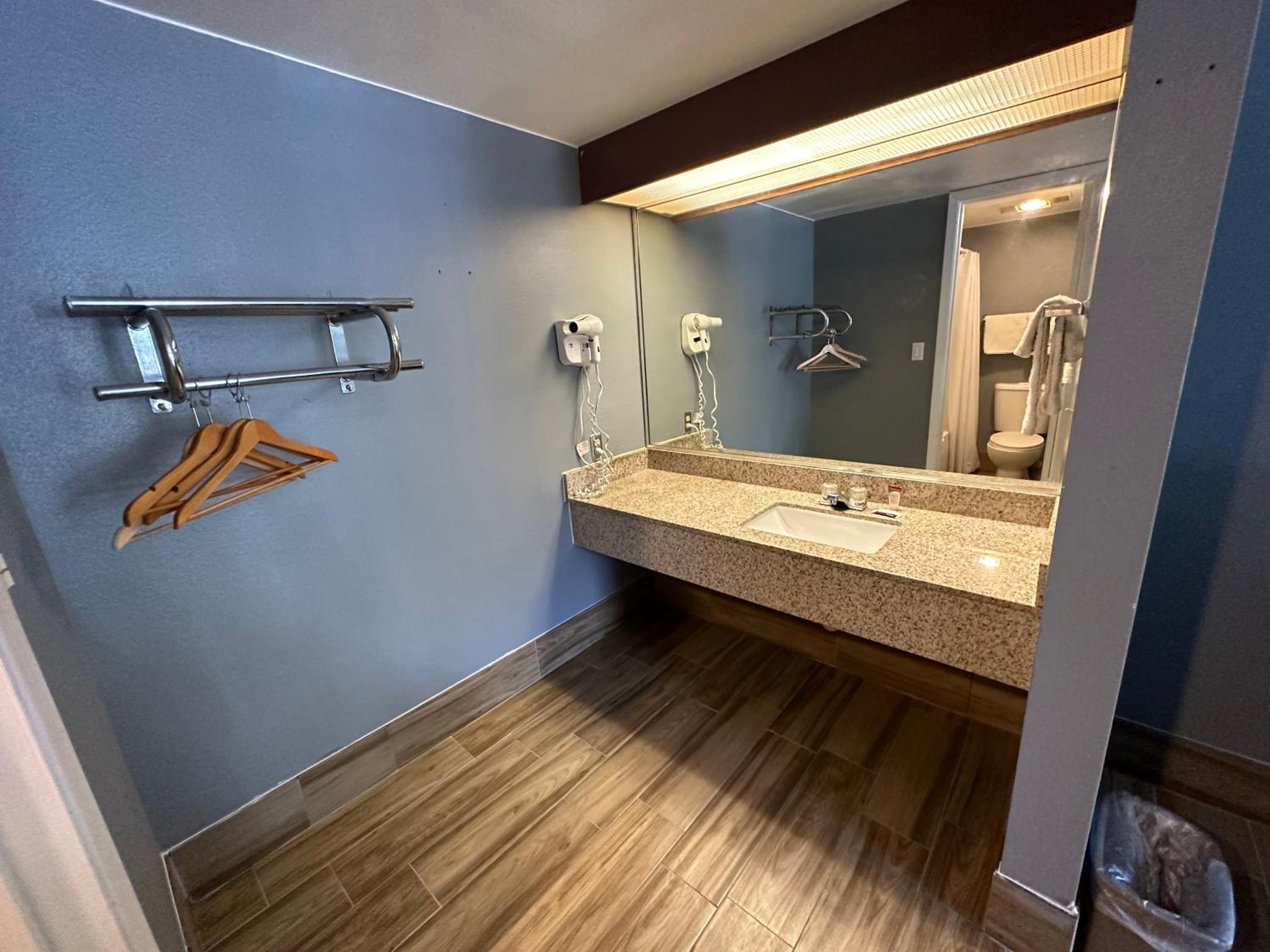 San Antonio Vacations - HillView Inn at Six Flags Fiesta - Property Image 8
