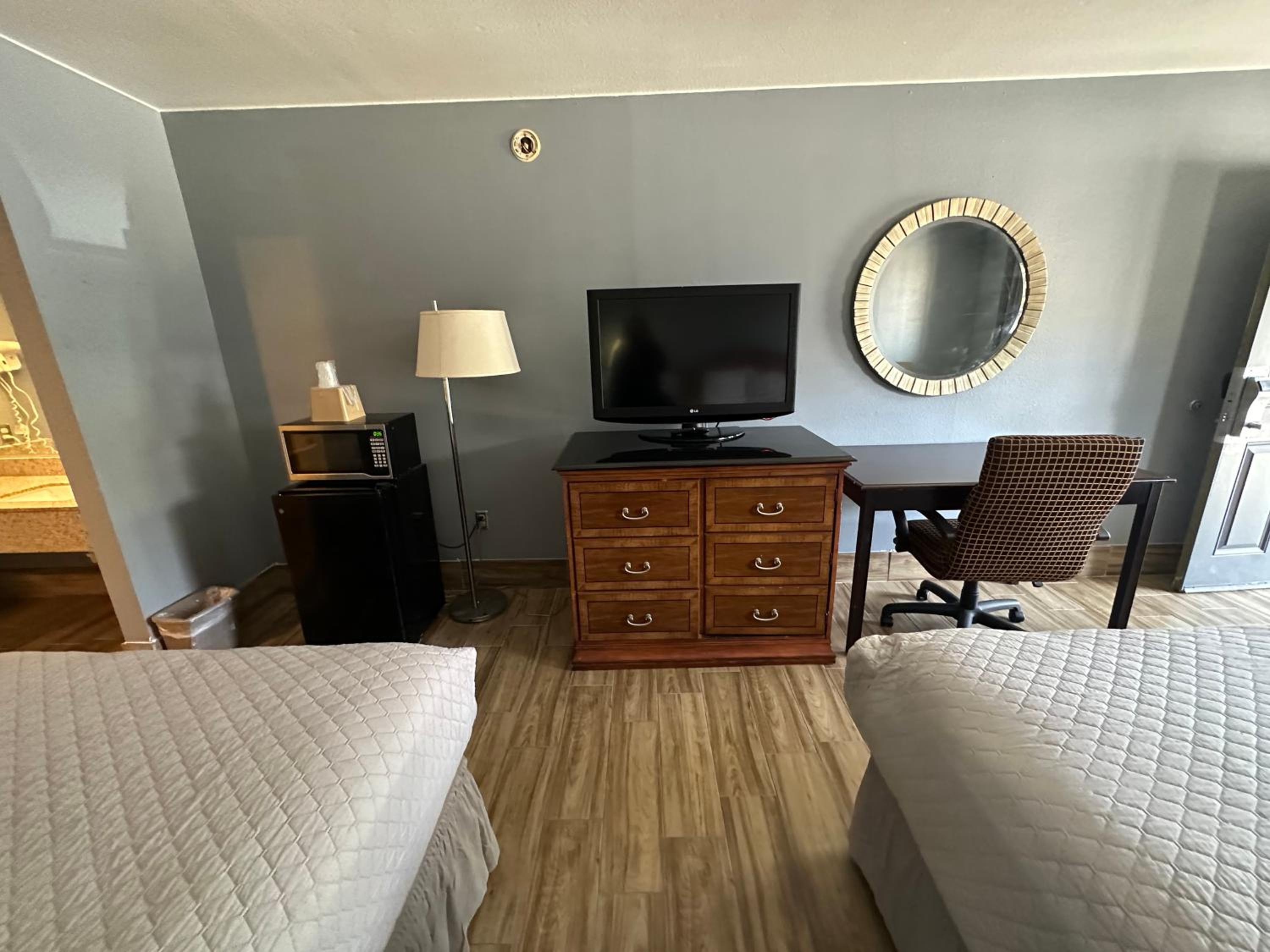 San Antonio Vacations - HillView Inn at Six Flags Fiesta - Property Image 5