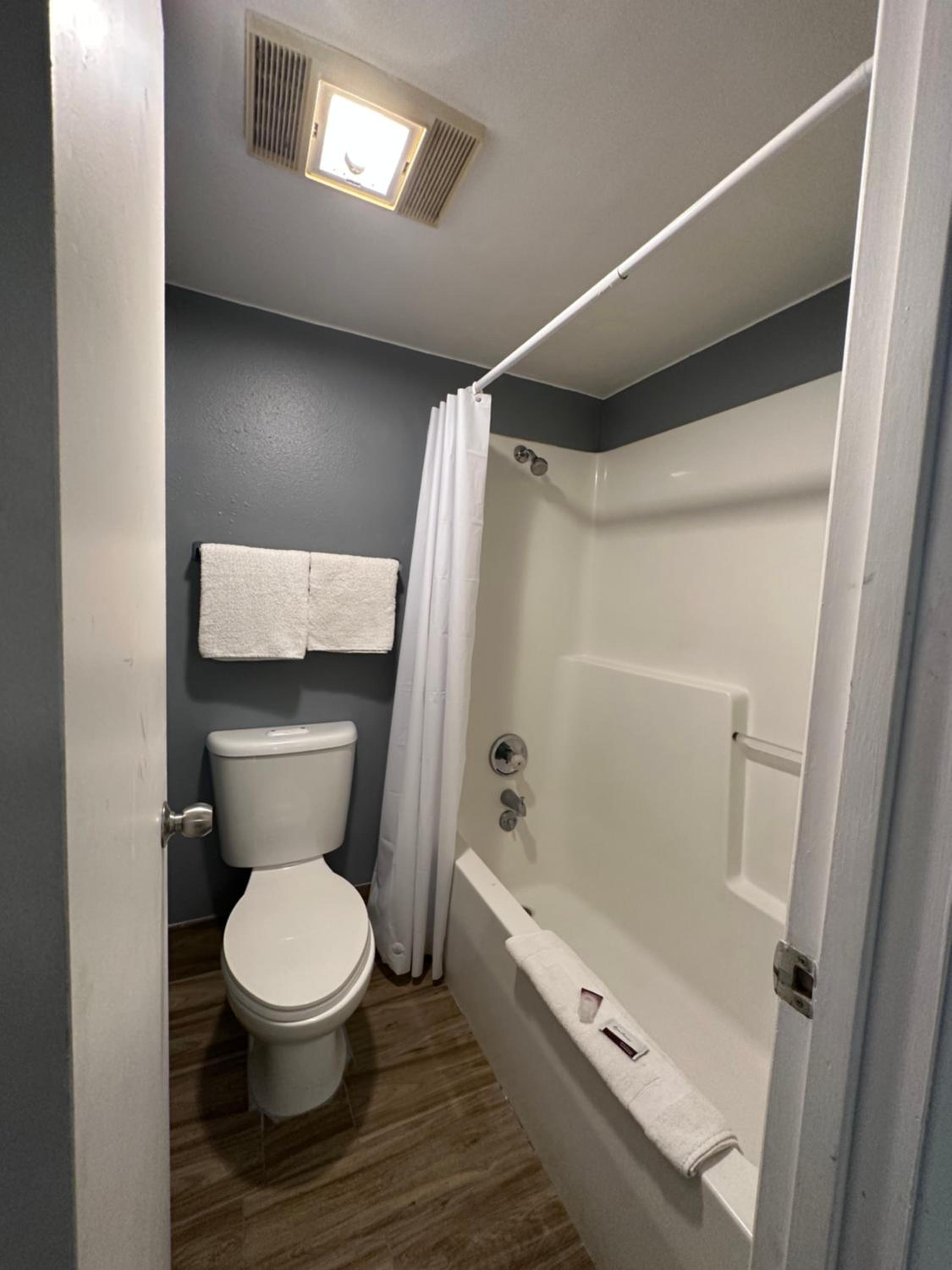 San Antonio Vacations - HillView Inn at Six Flags Fiesta - Property Image 9