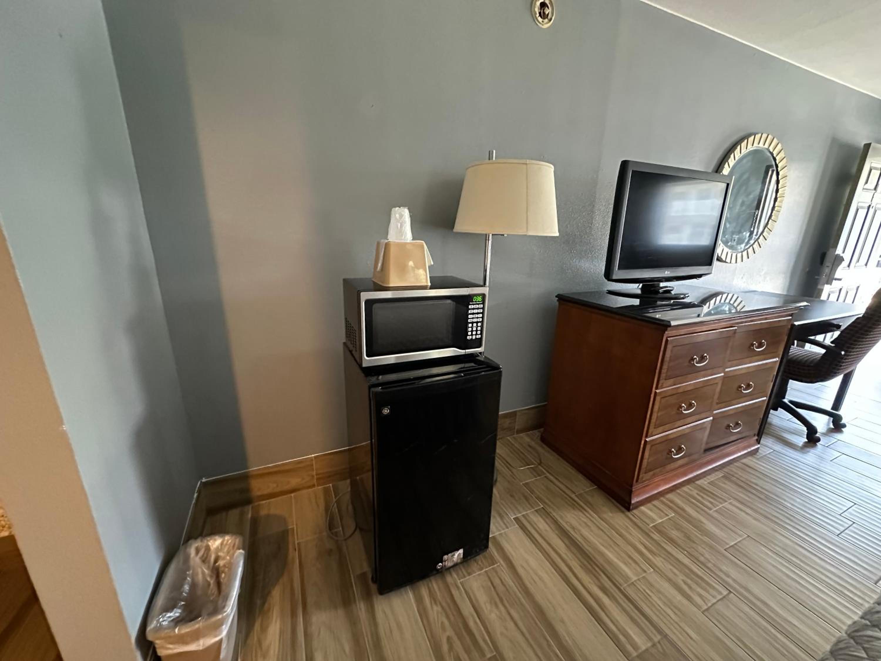 San Antonio Vacations - HillView Inn at Six Flags Fiesta - Property Image 7