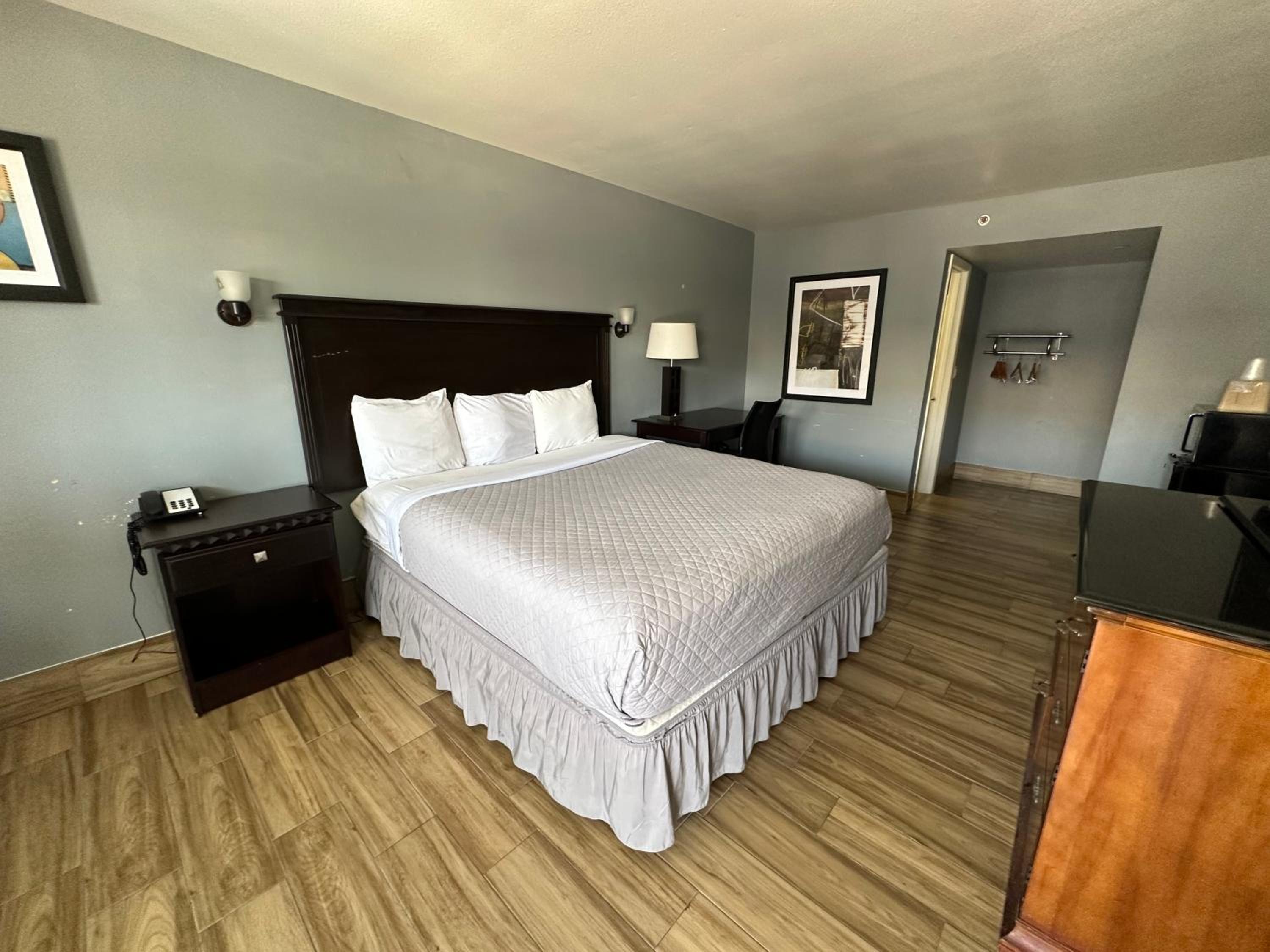San Antonio Vacations - HillView Inn at Six Flags Fiesta - Property Image 28