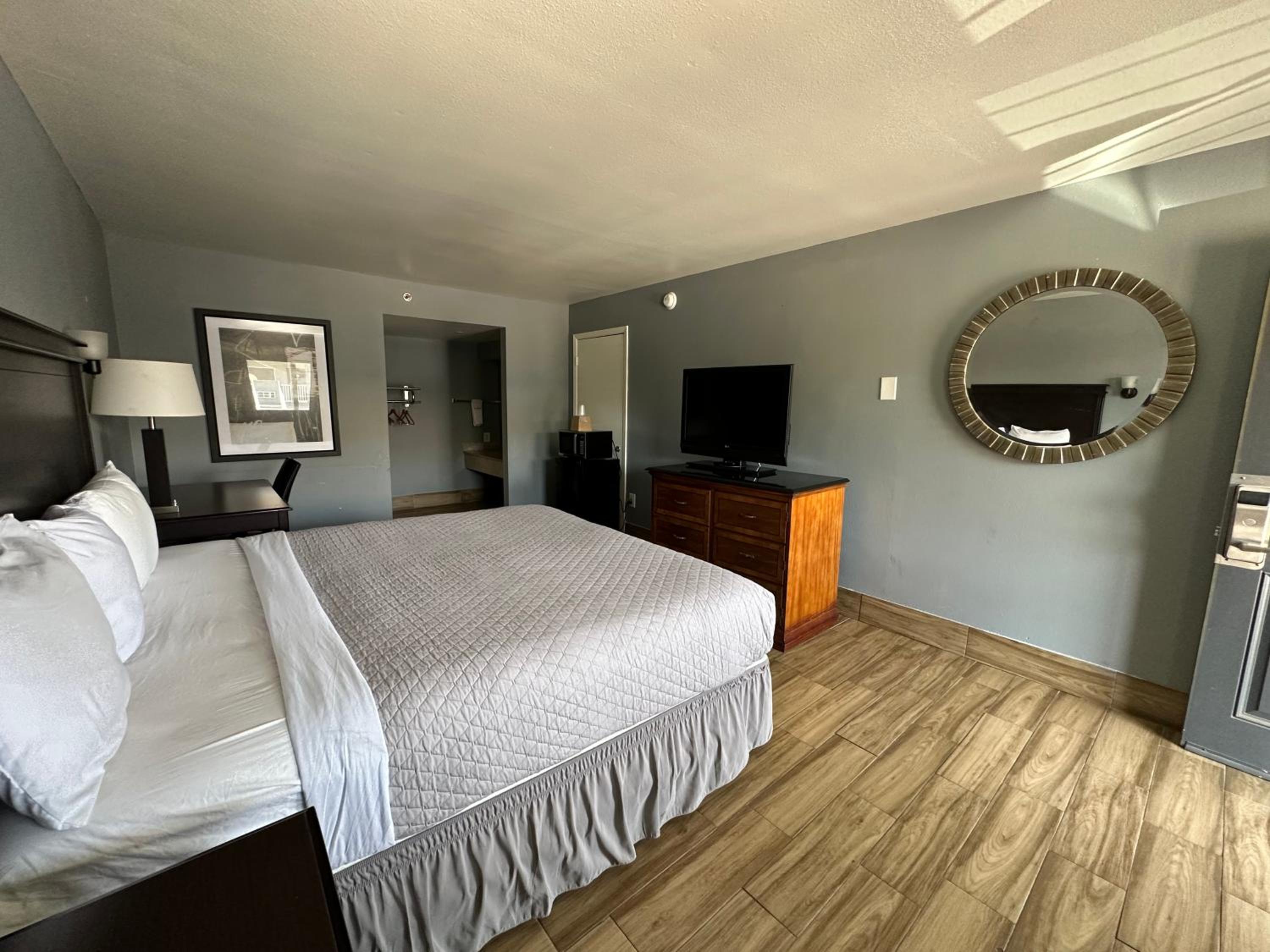 San Antonio Vacations - HillView Inn at Six Flags Fiesta - Property Image 26