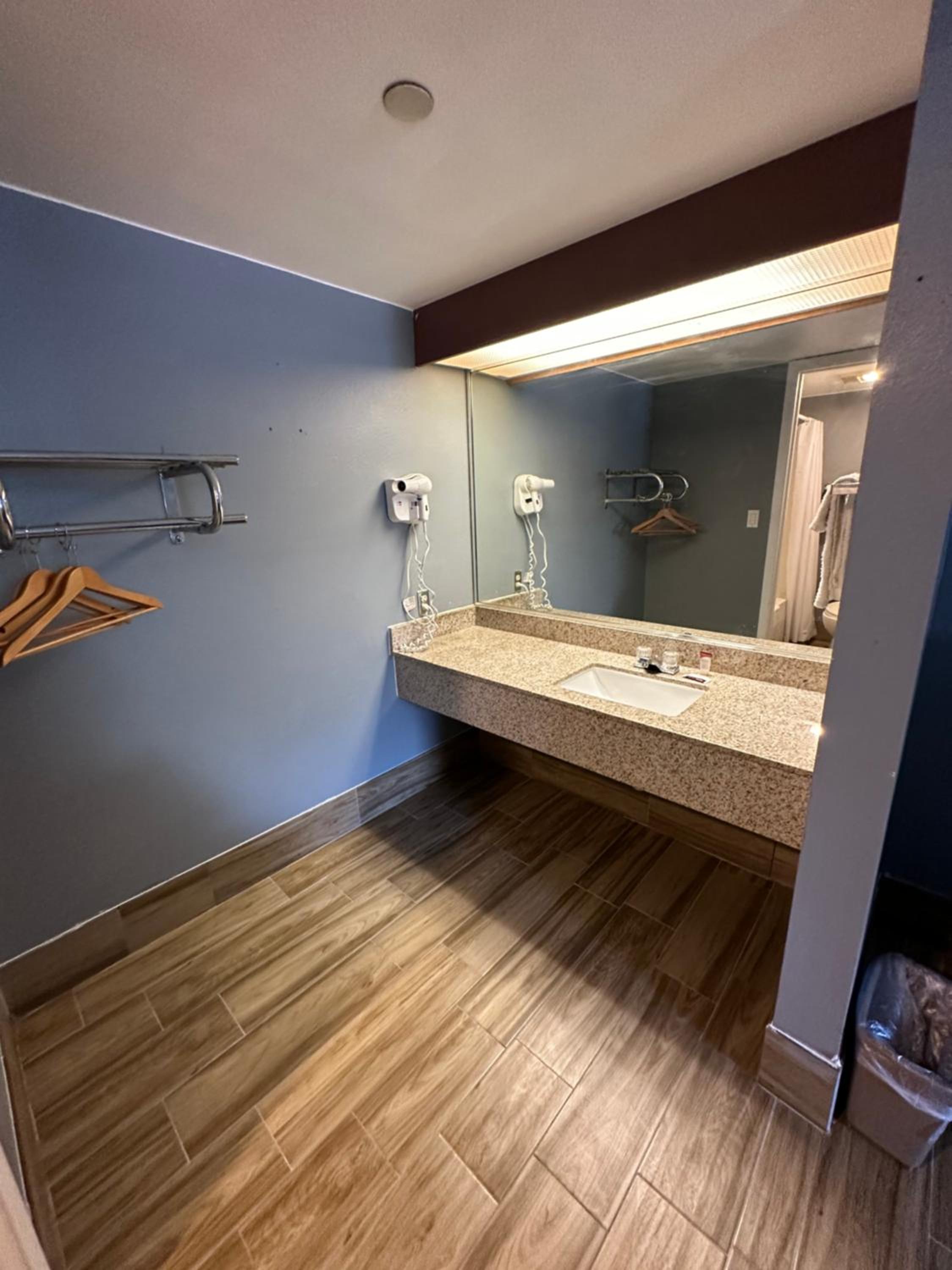 San Antonio Vacations - HillView Inn at Six Flags Fiesta - Property Image 22