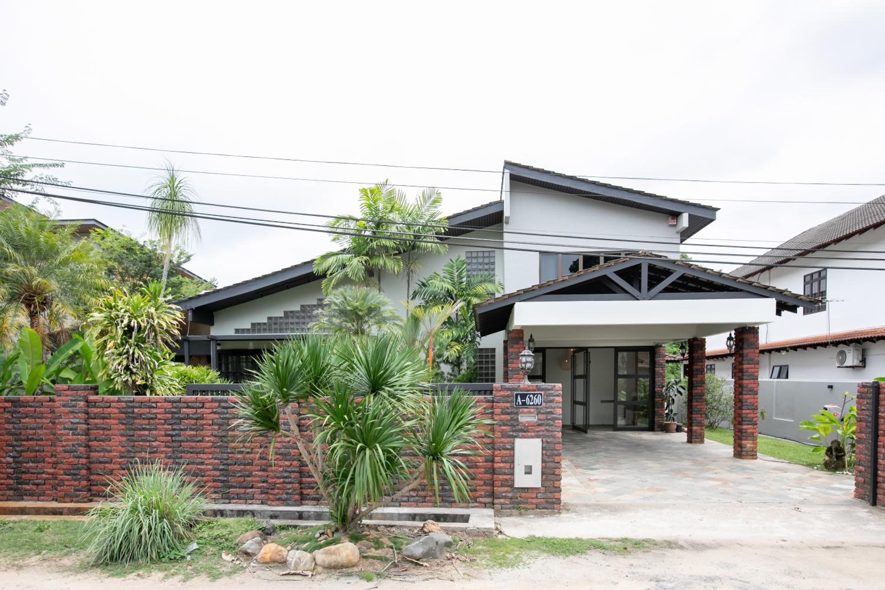 Kontor Mansion - 3 mins to Teluk Chempedak Beach & Private Pool photo 1