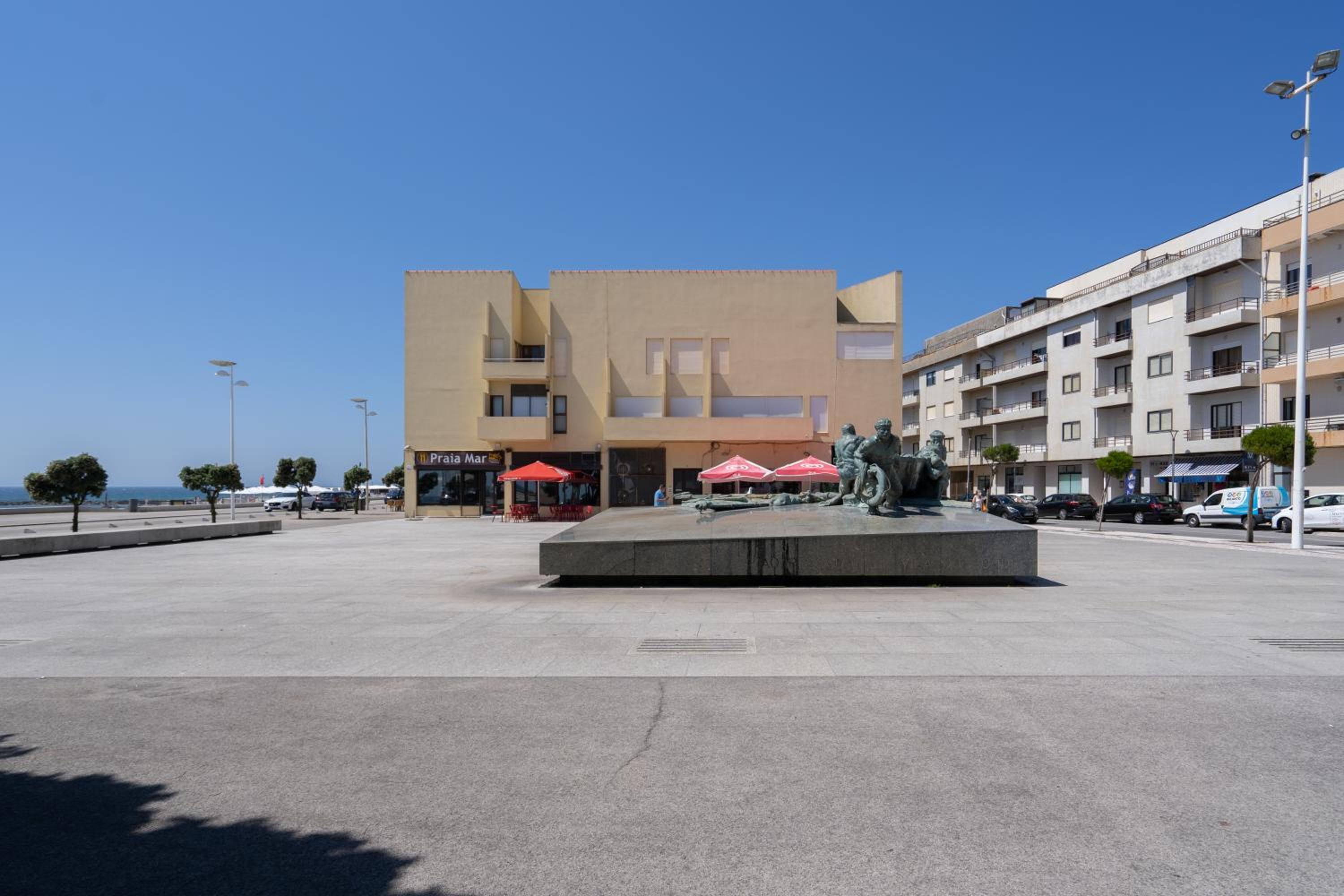 Host Wise - Spacious & Sunny Vintage Apartment at the Beach view 3