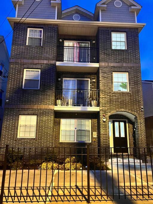 Cozy 2 bedroom near EWR- NYC airport downtown Newark view 2