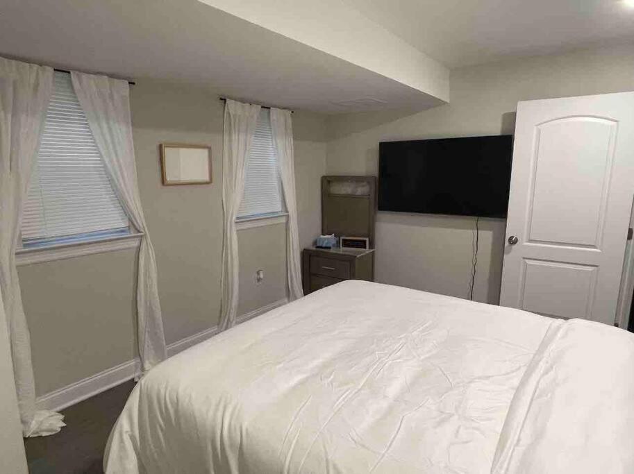 Cozy 2 bedroom near EWR- NYC airport downtown Newark view 3