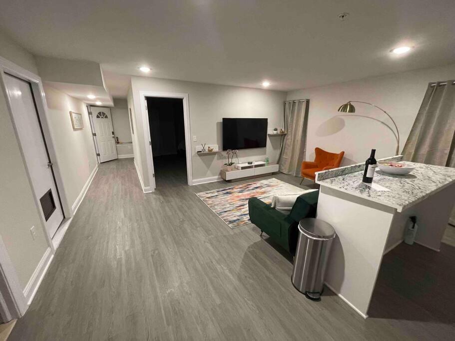 Cozy 2 bedroom near EWR- NYC airport downtown Newark view 4