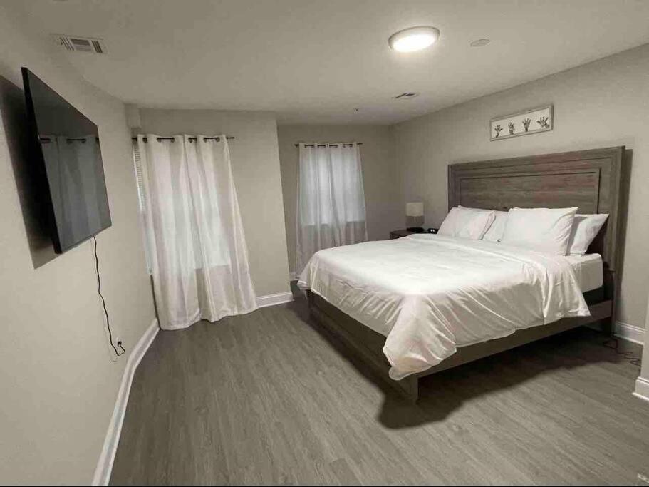 Cozy 2 bedroom near EWR- NYC airport downtown Newark view 5