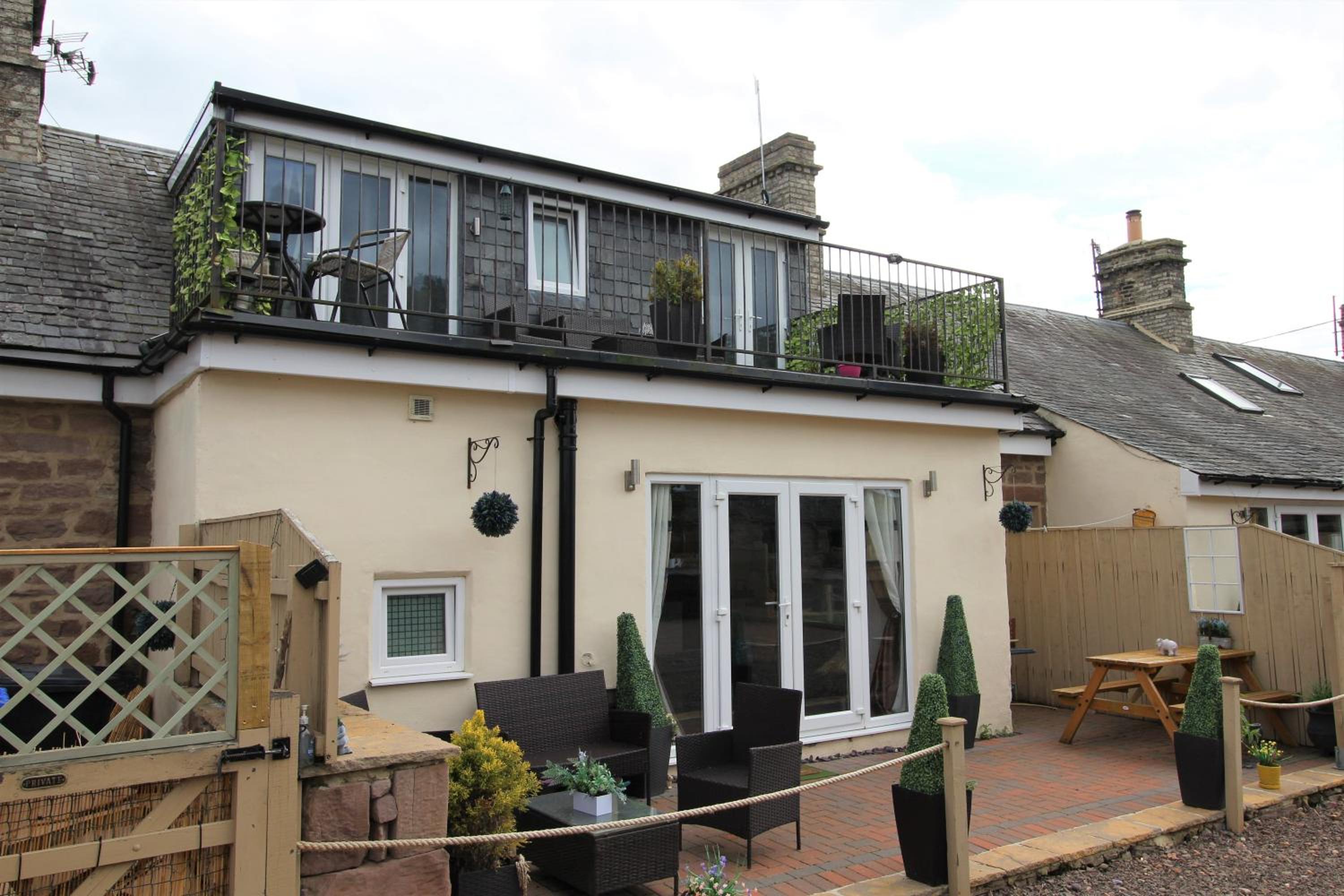 Berwick - Norham - 3 Bedrooms 2 Bathrooms - Stunning Walks and Views - Dog Friendly - Balcony - Log Fire - Private Garden - Off Street Parking - Quiet Rura view 4