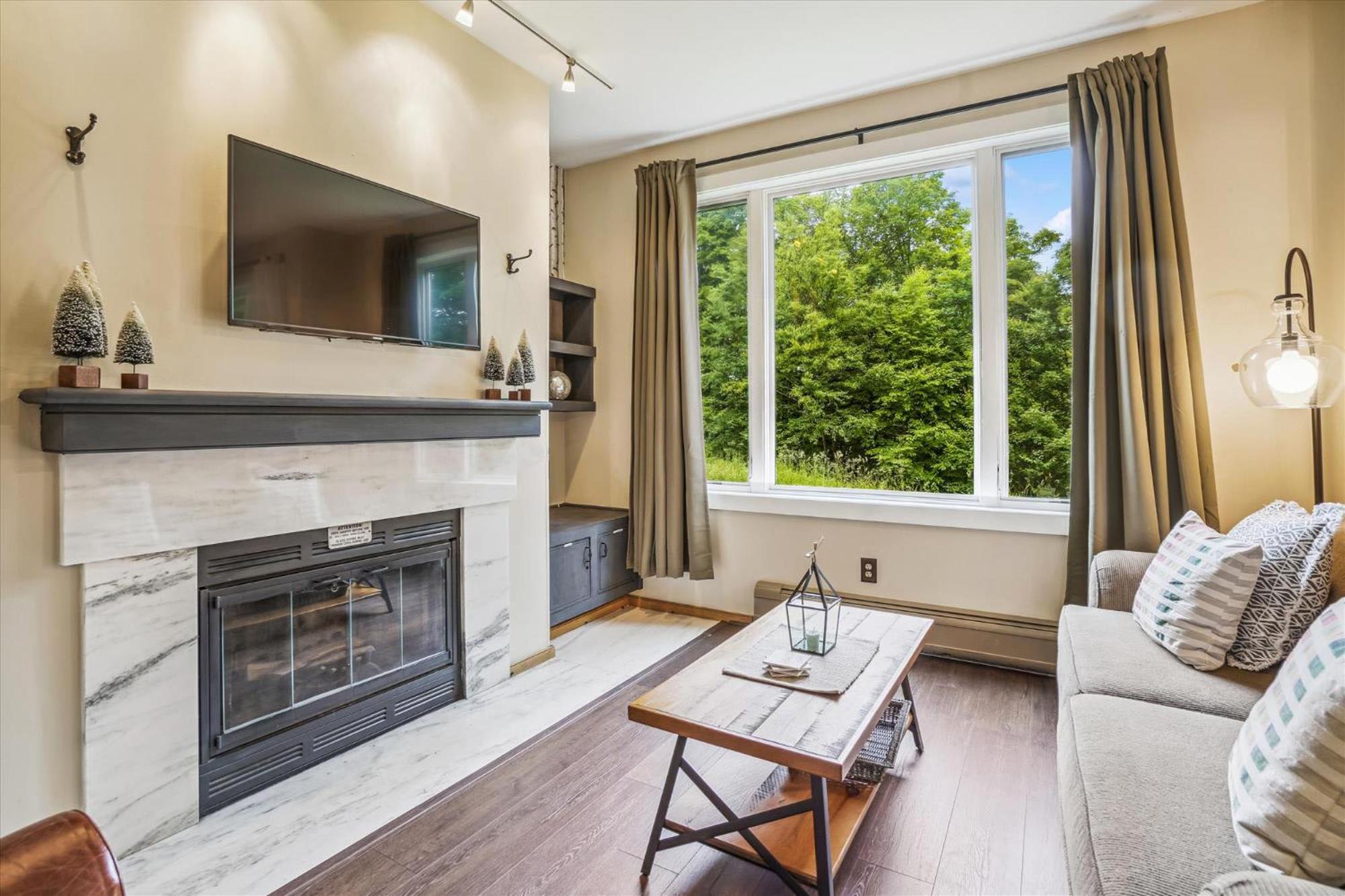 Beautifully decorated 1 Bedroom Condo, close to sports center, Highridge J10