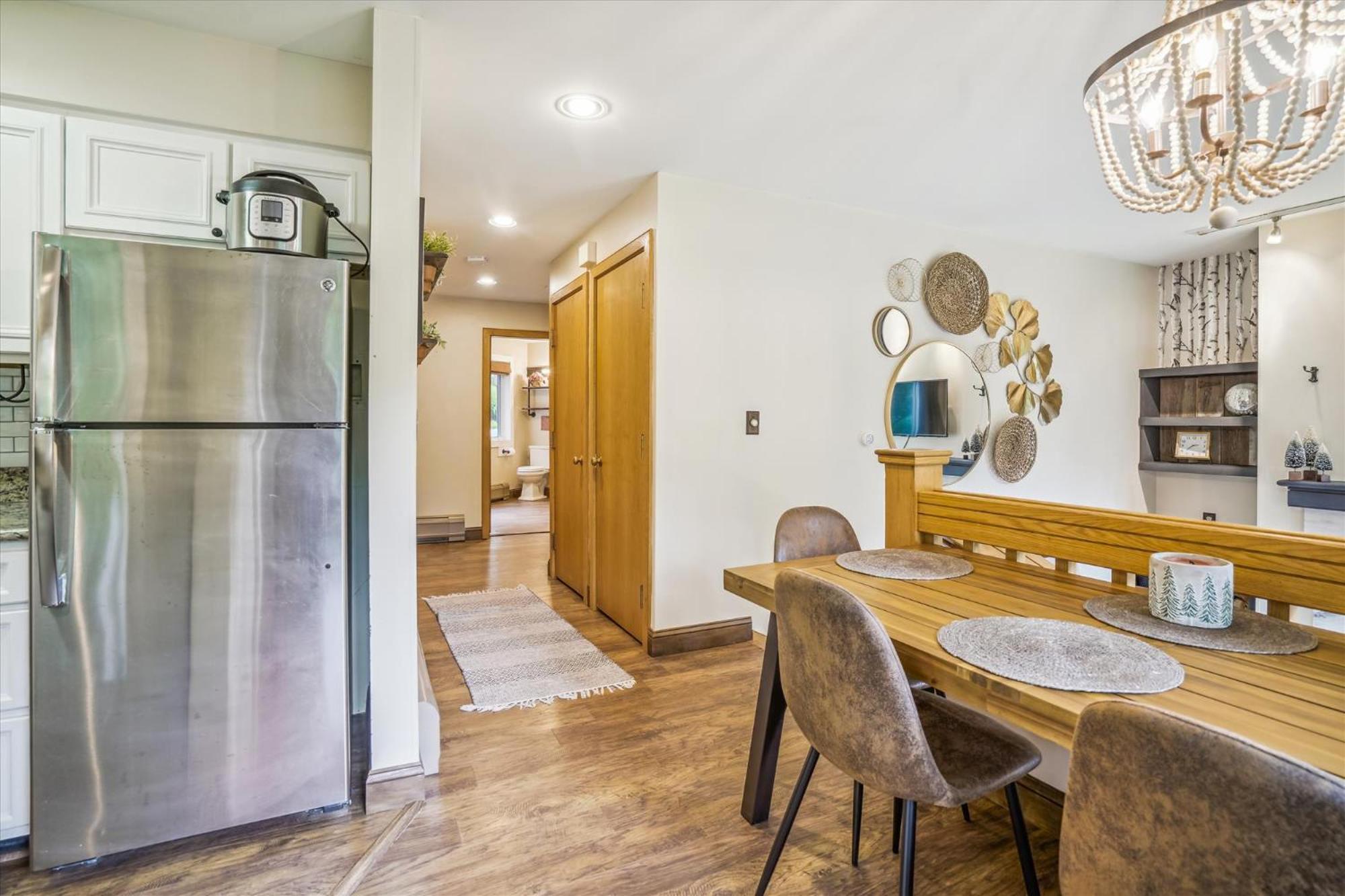 Beautifully decorated 1 Bedroom Condo, close to sports center, Highridge J10