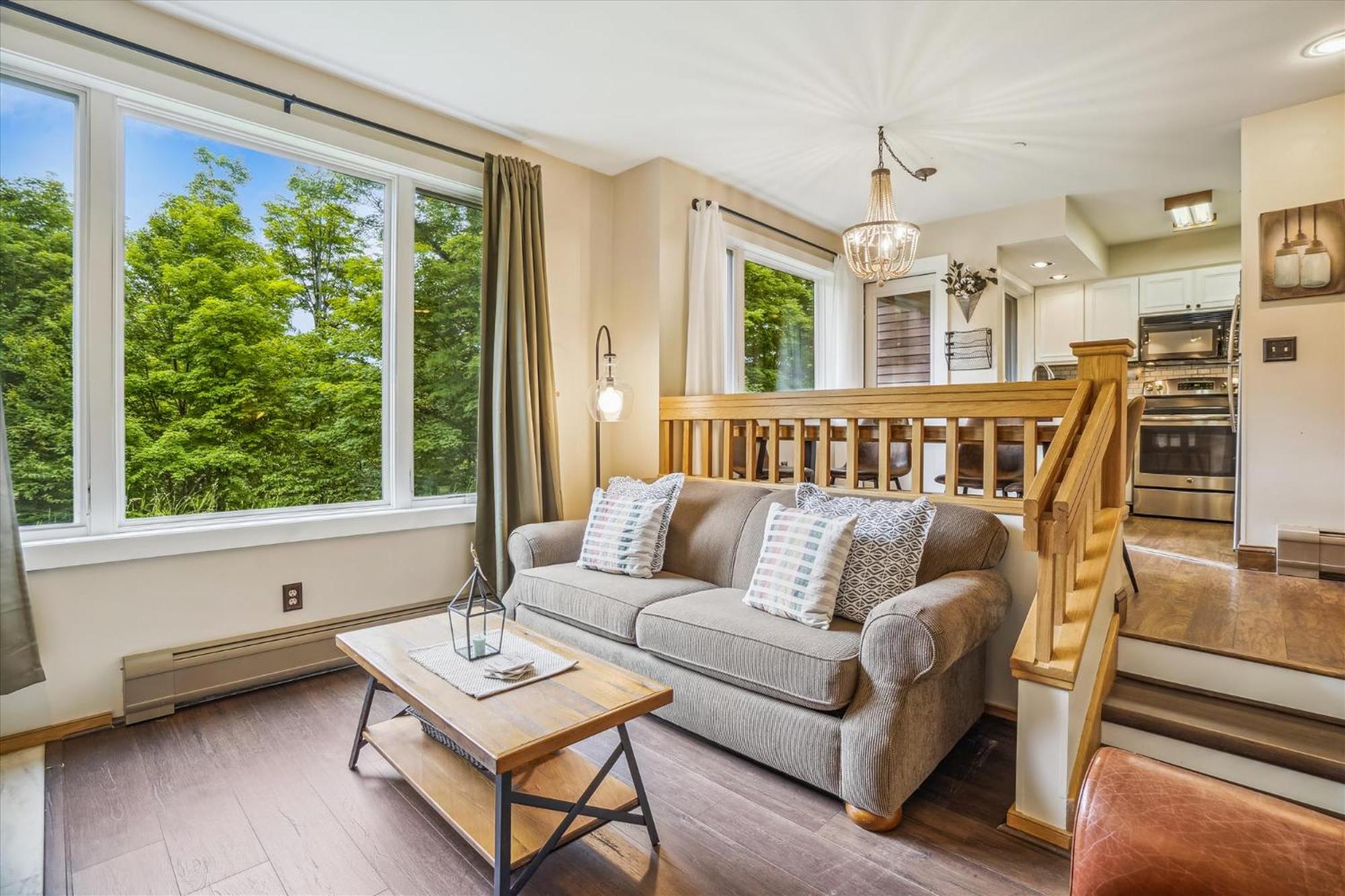 Beautifully decorated 1 Bedroom Condo, close to sports center, Highridge J10