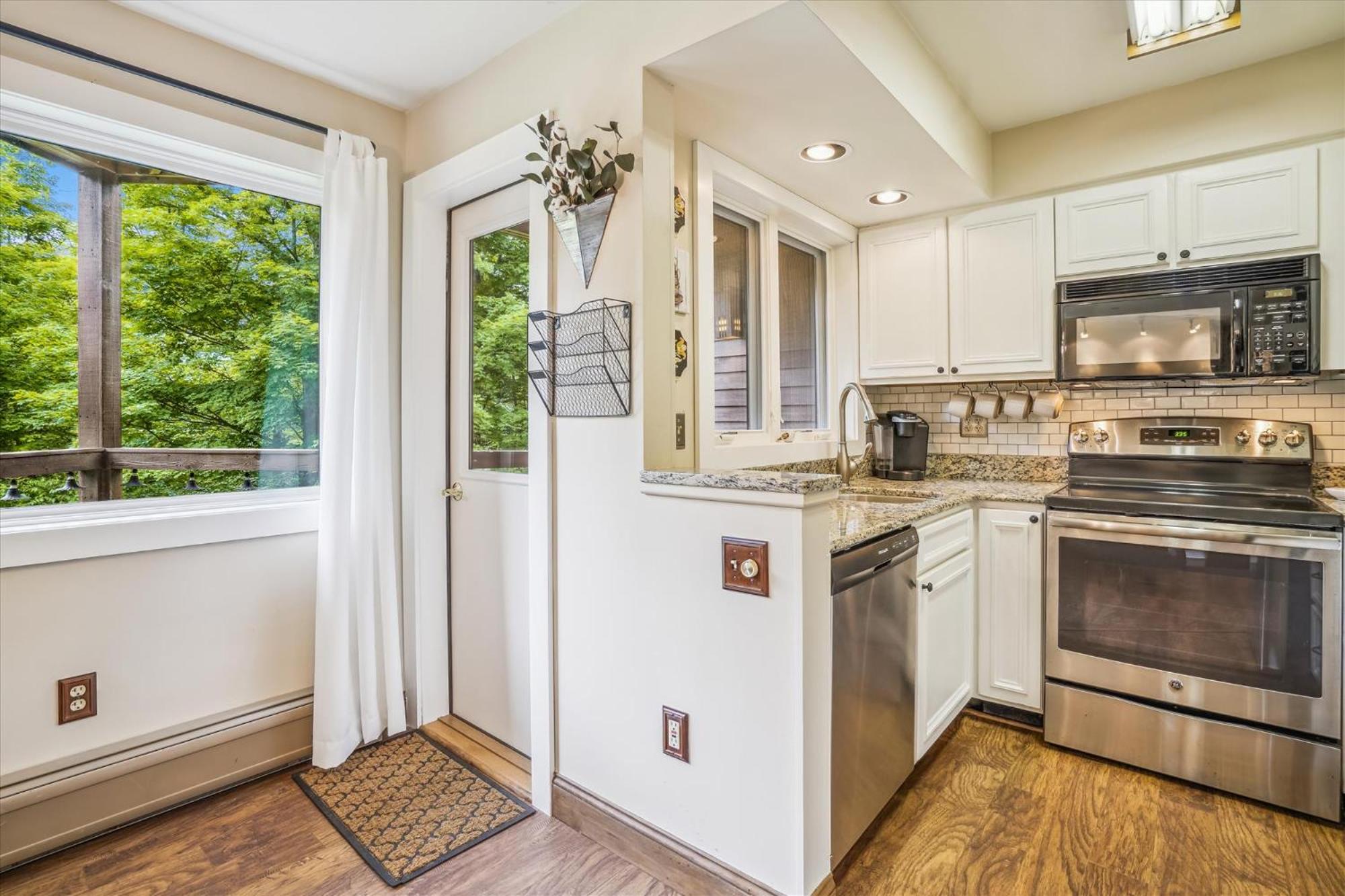 Beautifully decorated 1 Bedroom Condo, close to sports center, Highridge J10