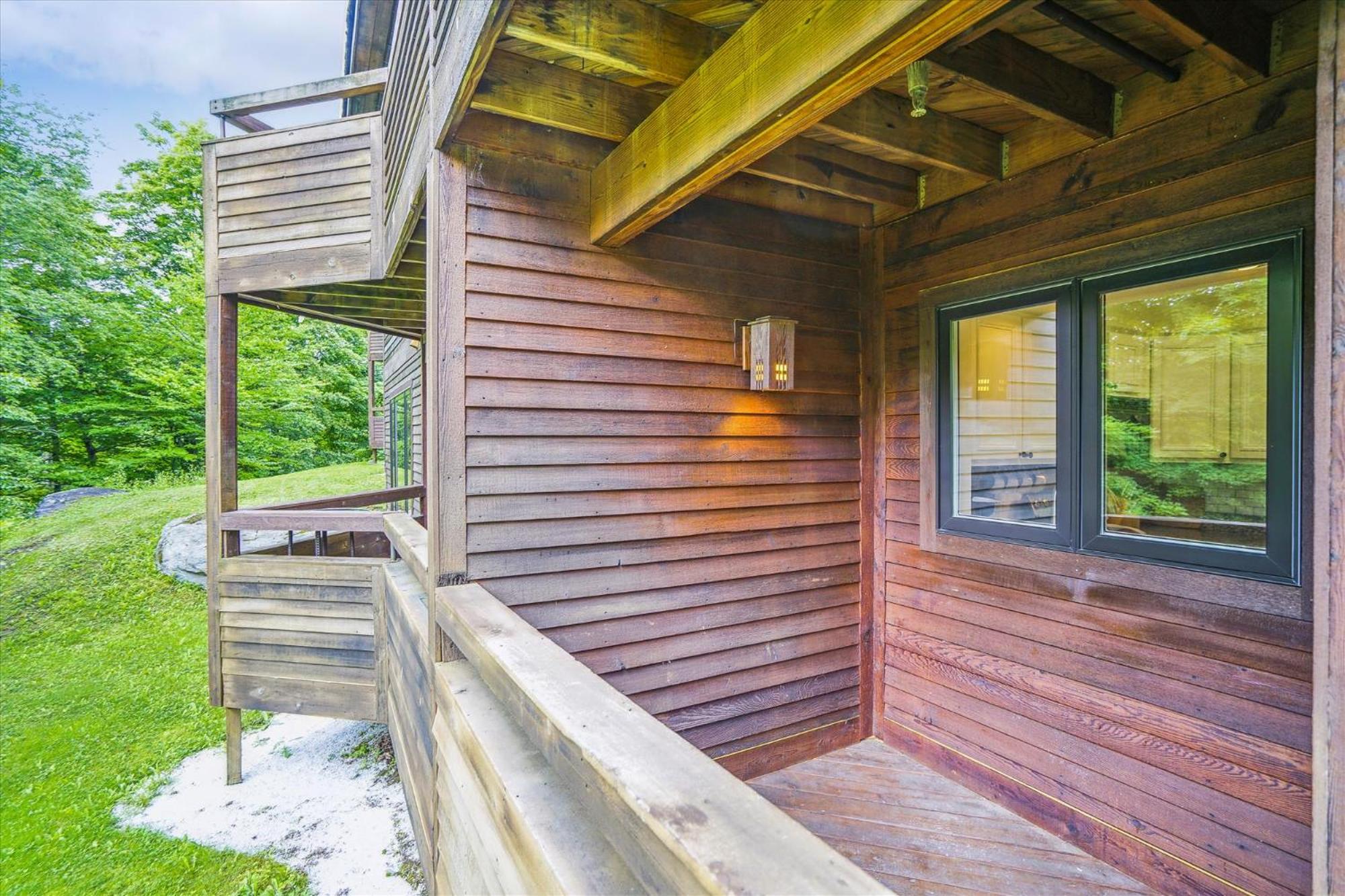 Beautifully decorated 1 Bedroom Condo, close to sports center, Highridge J10