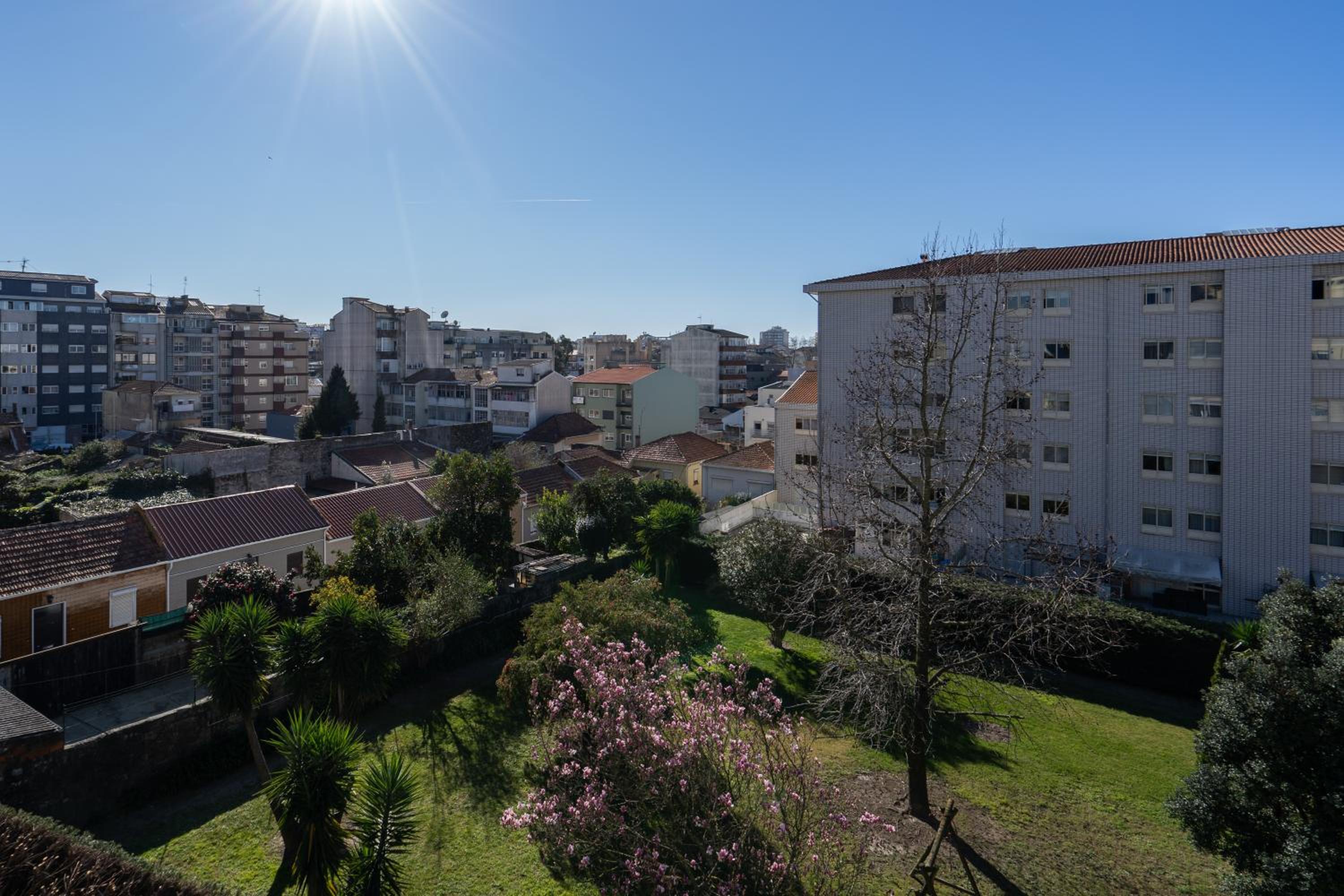Gorgeous Bright Flat w/ Balcony view 3