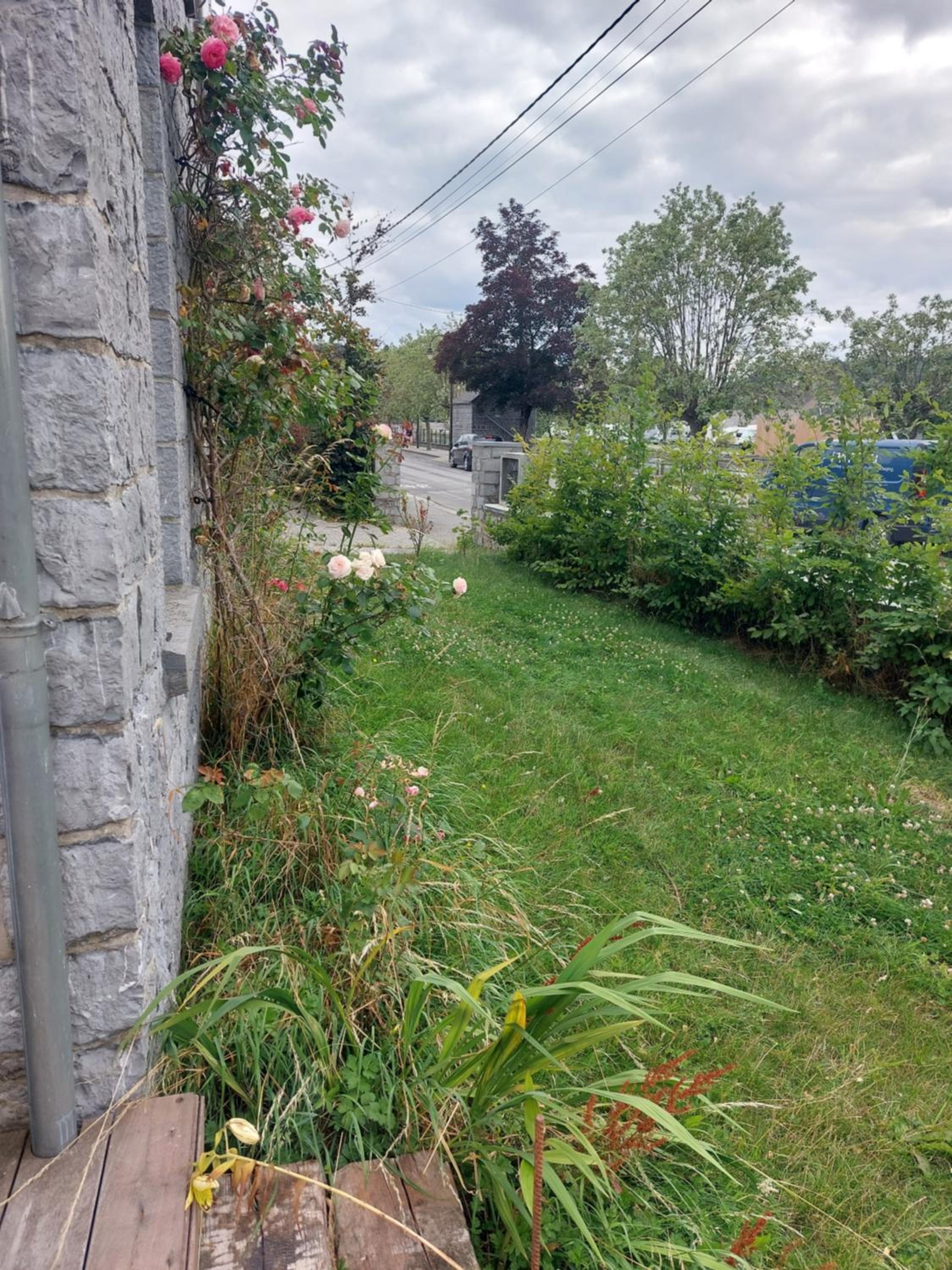 Jolie maison en pierre aux grottes de han