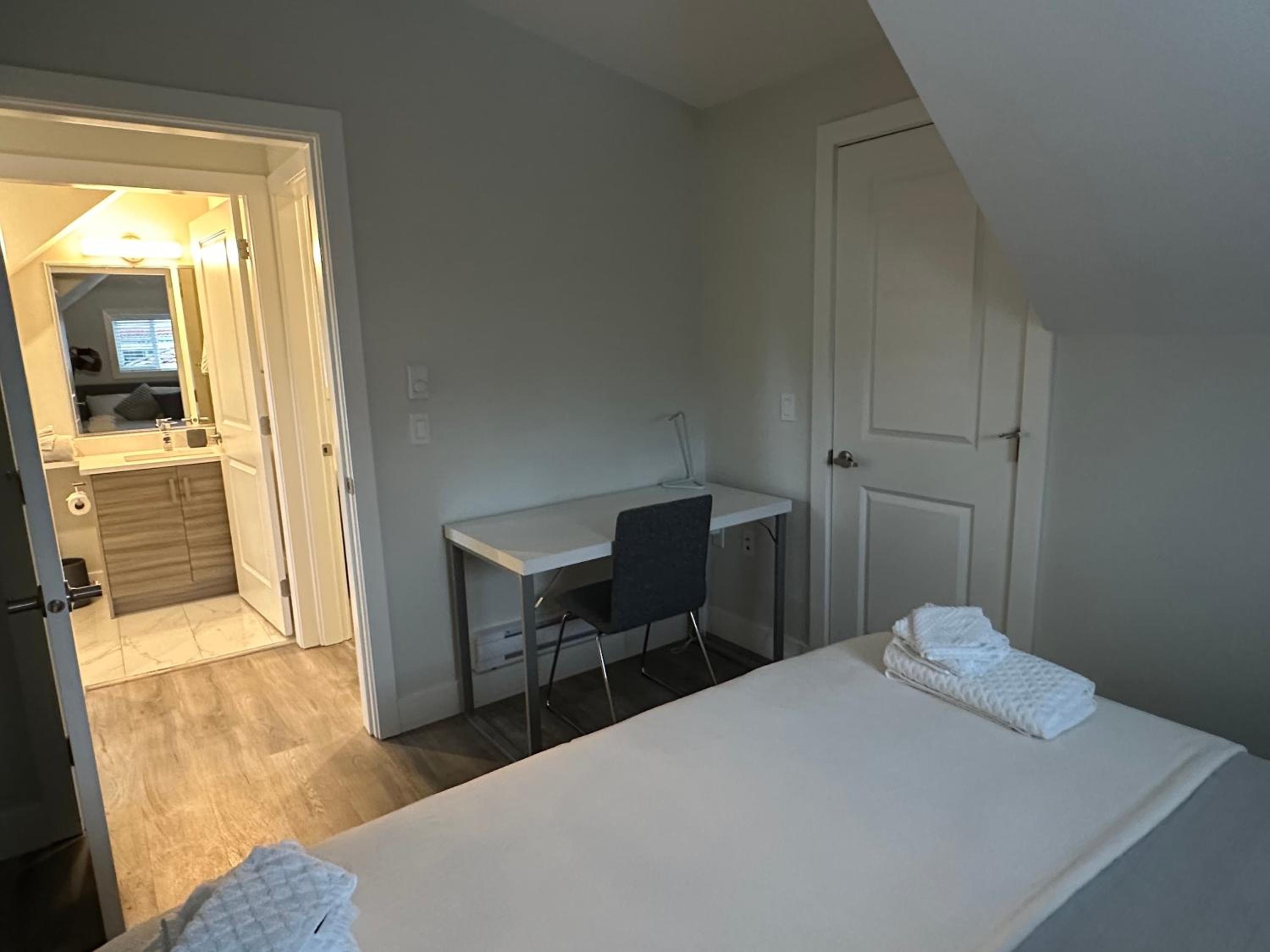 Bright and cozy modern home in Vancouver - central to YVR-Downtown - Free Private Parking