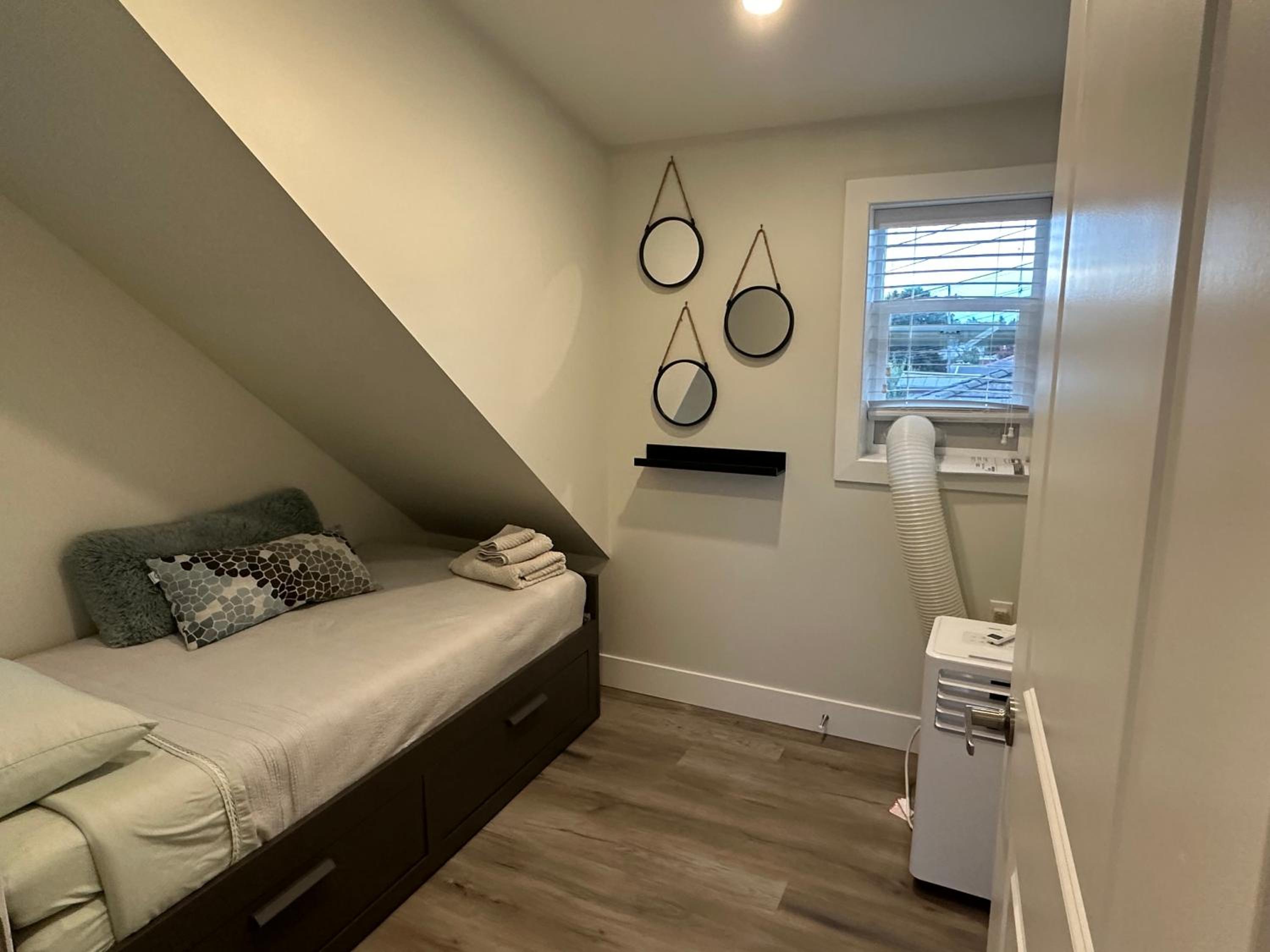 Bright and cozy modern home in Vancouver - central to YVR-Downtown - Free Private Parking