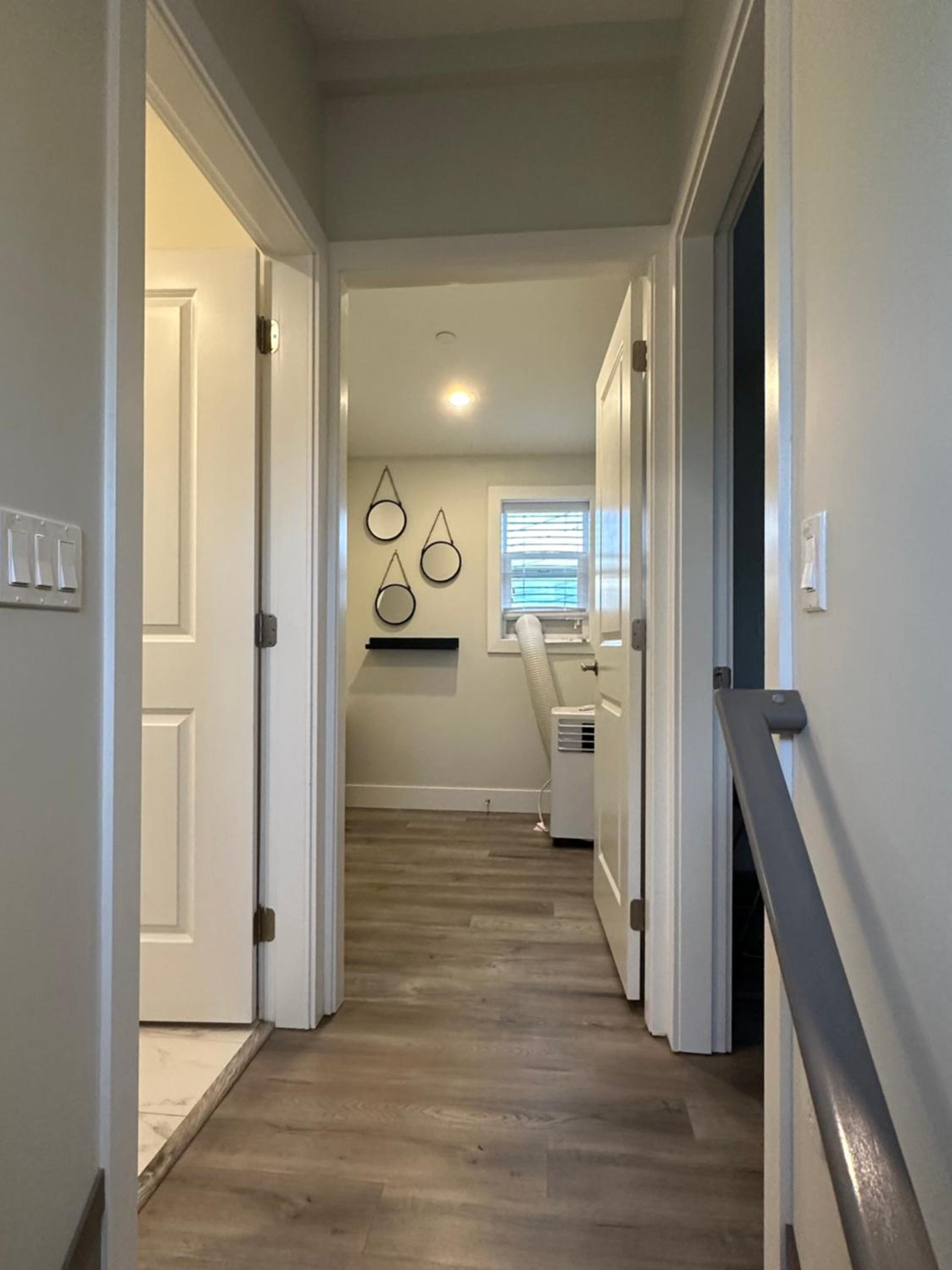 Bright and cozy modern home in Vancouver - central to YVR-Downtown - Free Private Parking
