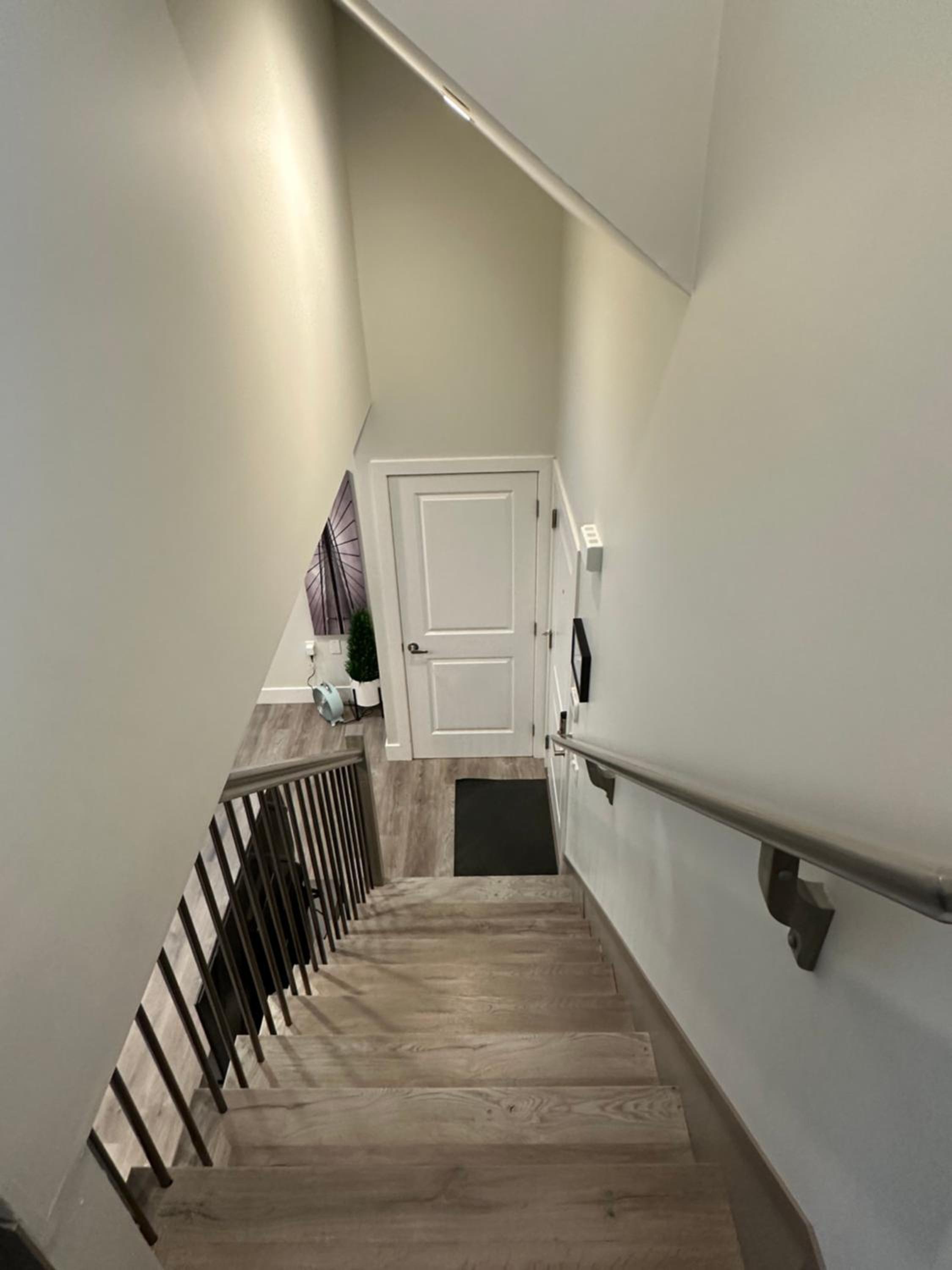 Bright and cozy modern home in Vancouver - central to YVR-Downtown - Free Private Parking