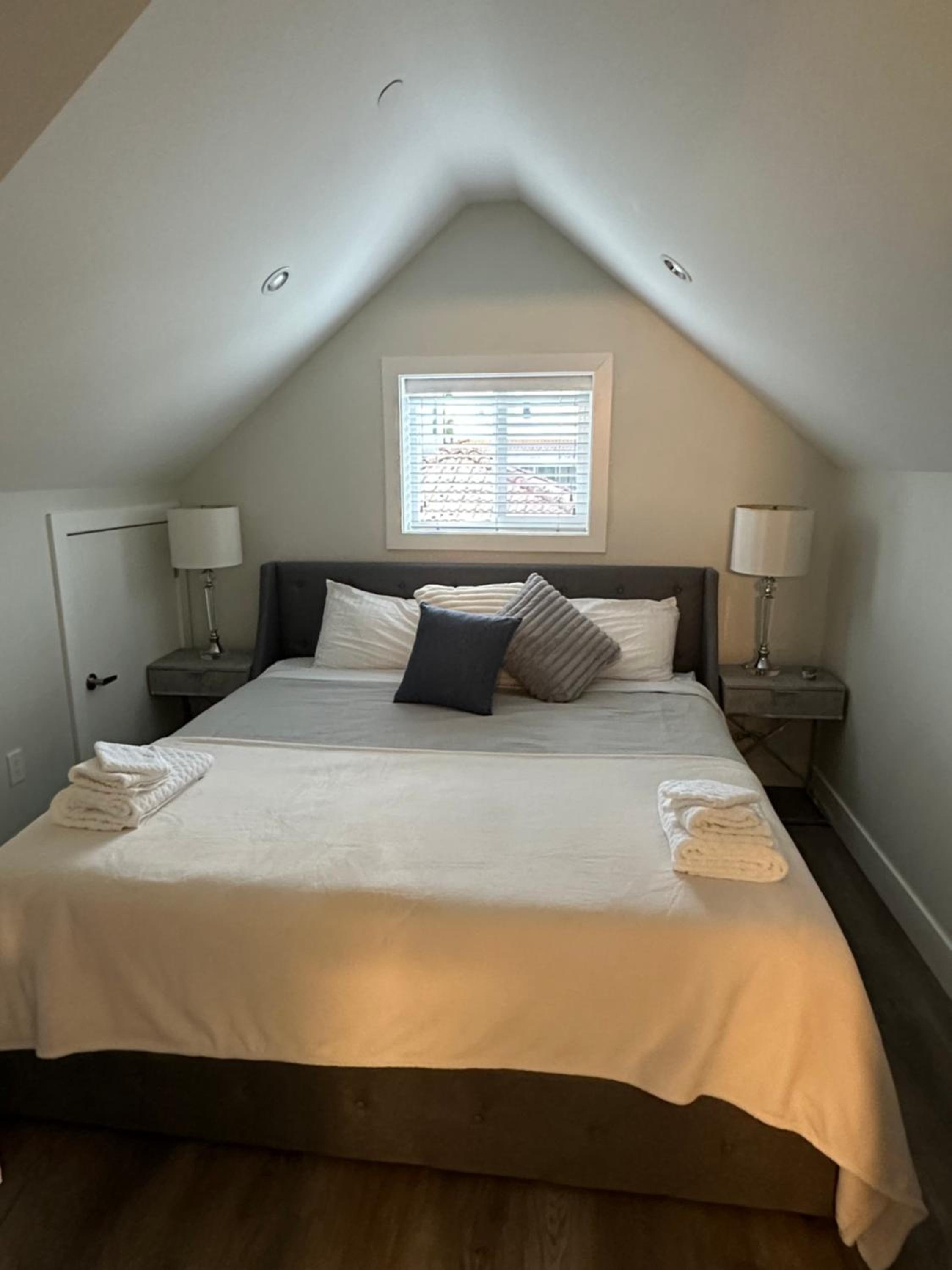 Bright and cozy modern home in Vancouver - central to YVR-Downtown - Free Private Parking