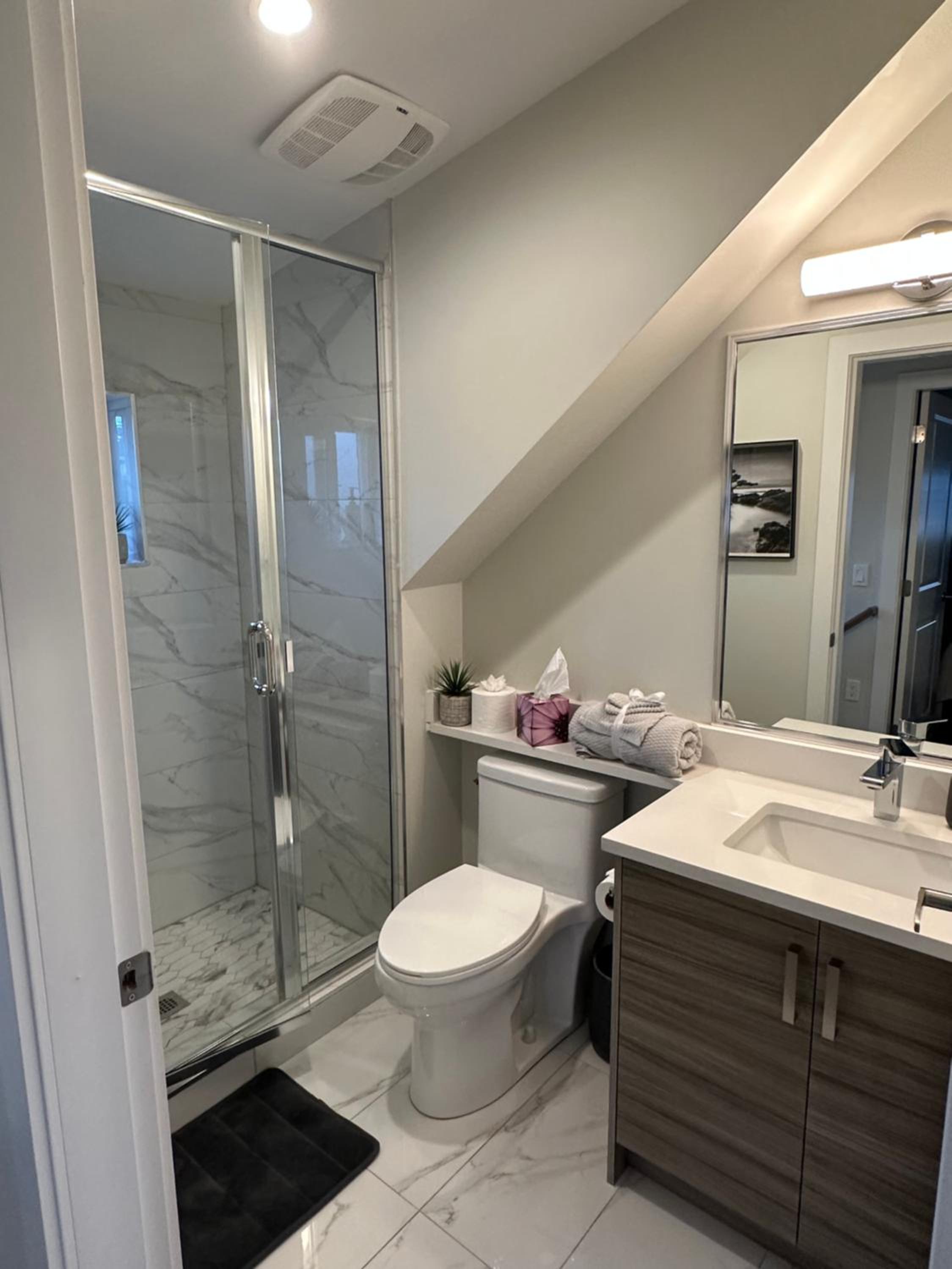 Bright and cozy modern home in Vancouver - central to YVR-Downtown - Free Private Parking