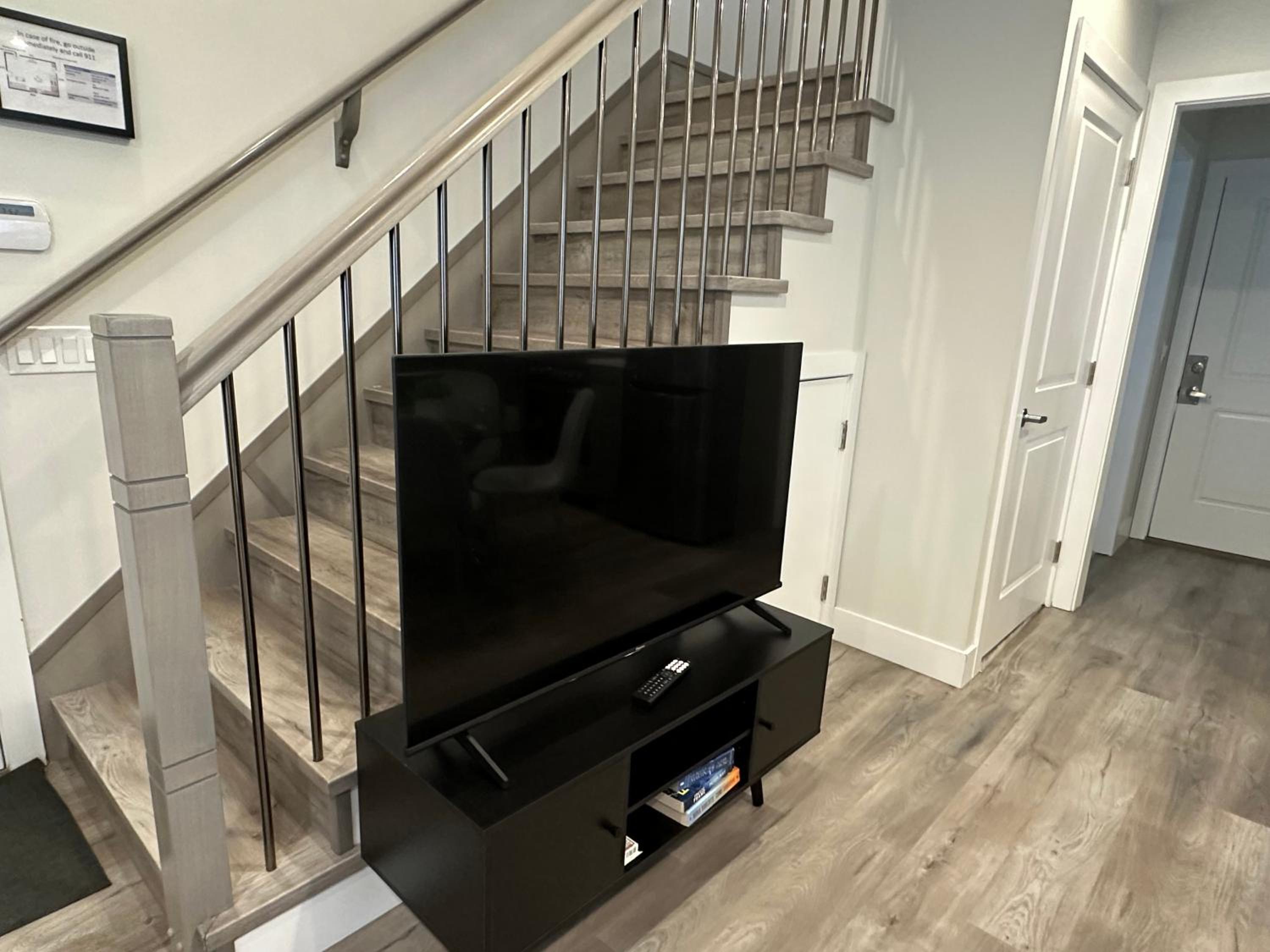 Bright and cozy modern home in Vancouver - central to YVR-Downtown - Free Private Parking