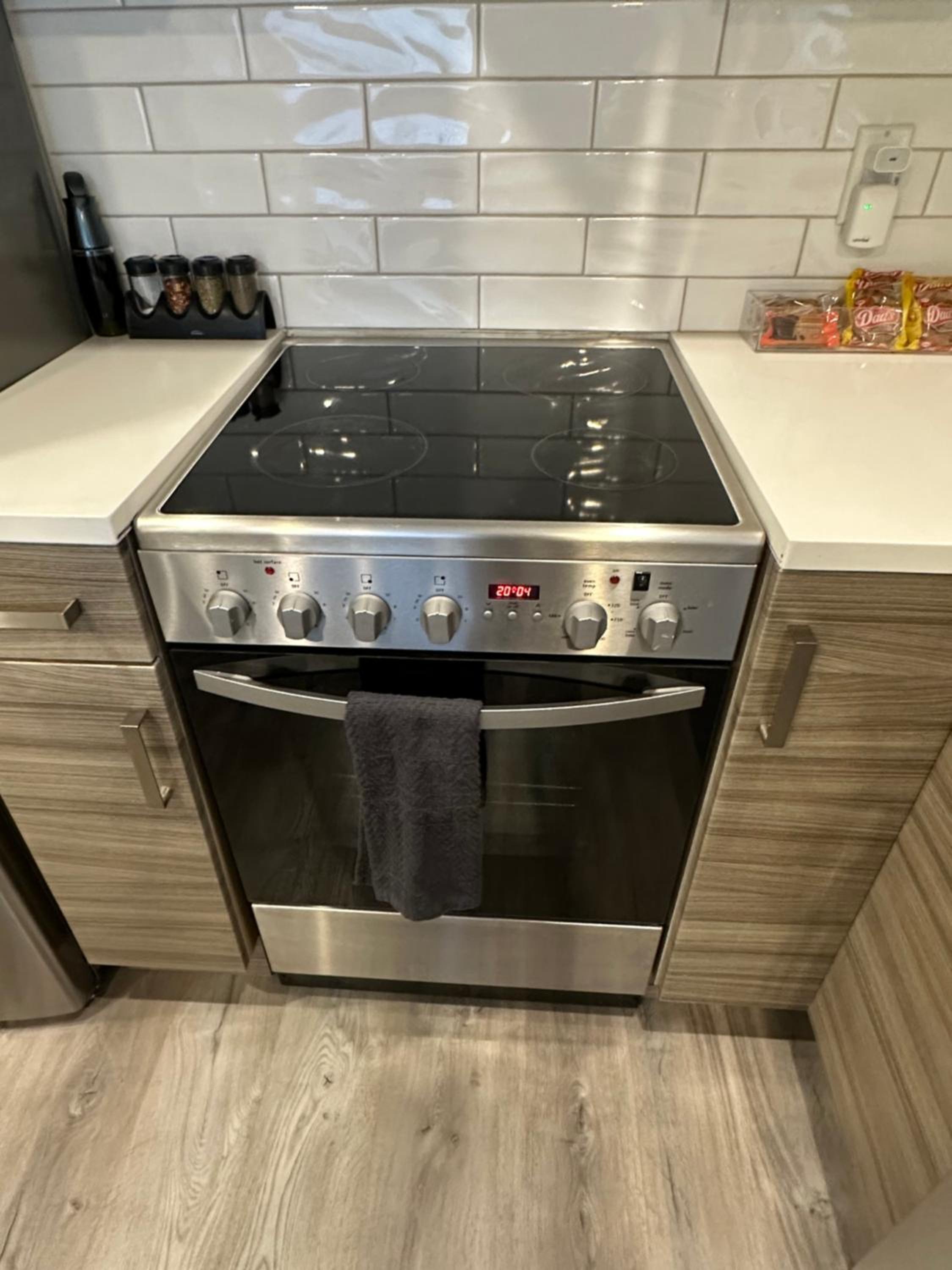 Bright and cozy modern home in Vancouver - central to YVR-Downtown - Free Private Parking