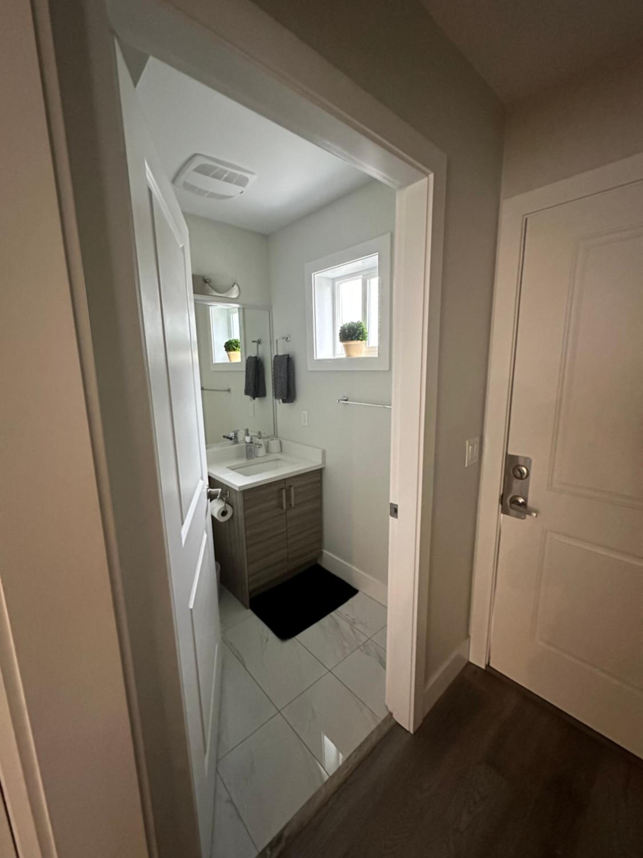 Bright and cozy modern home in Vancouver - central to YVR-Downtown - Free Private Parking