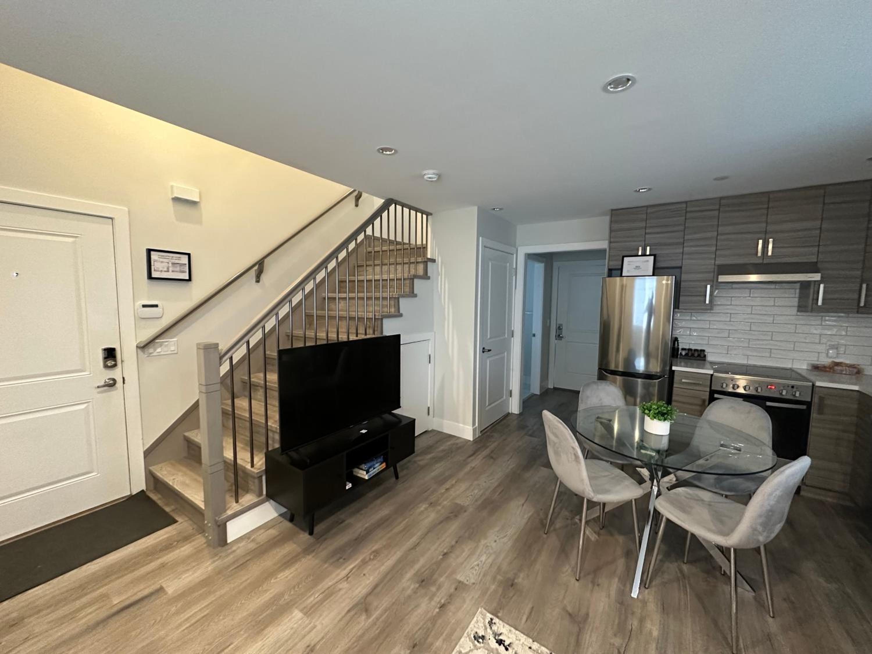 Bright and cozy modern home in Vancouver - central to YVR-Downtown - Free Private Parking
