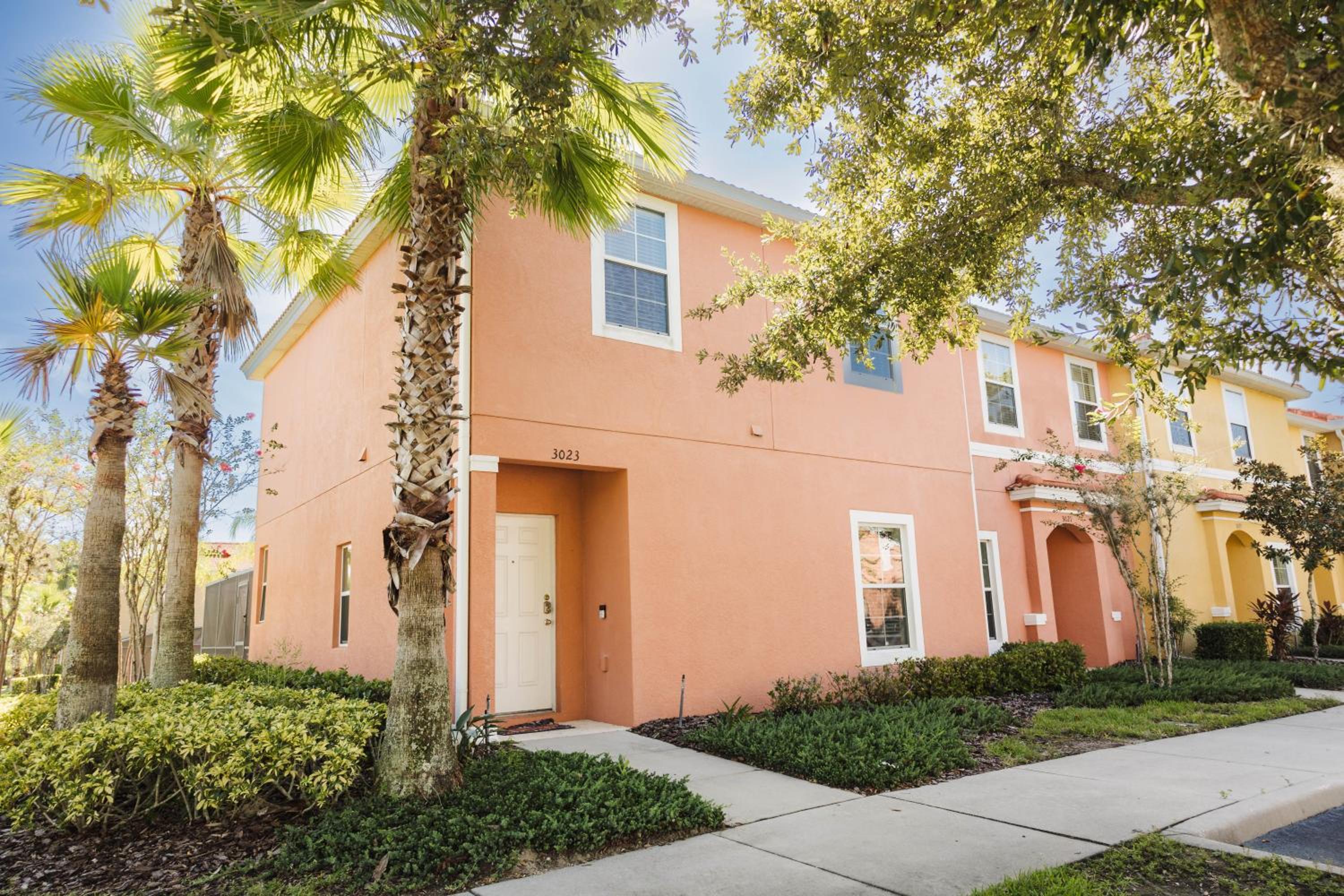 Hotel Townhouse Near Disney Sleeps 10 Guests & Dog-Friendly! - Image 1