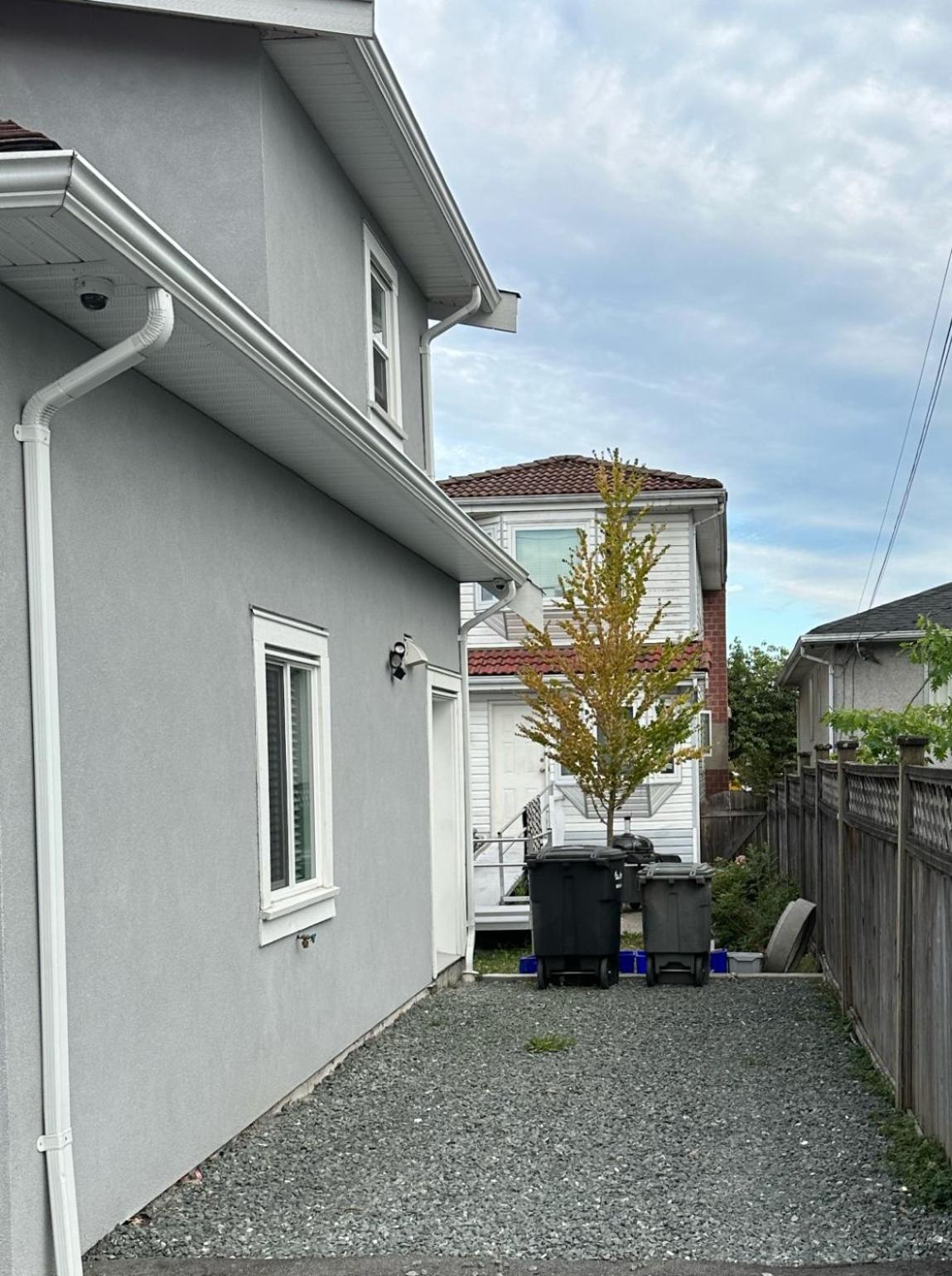 Bright and cozy modern home in Vancouver - central to YVR-Downtown - Free Private Parking