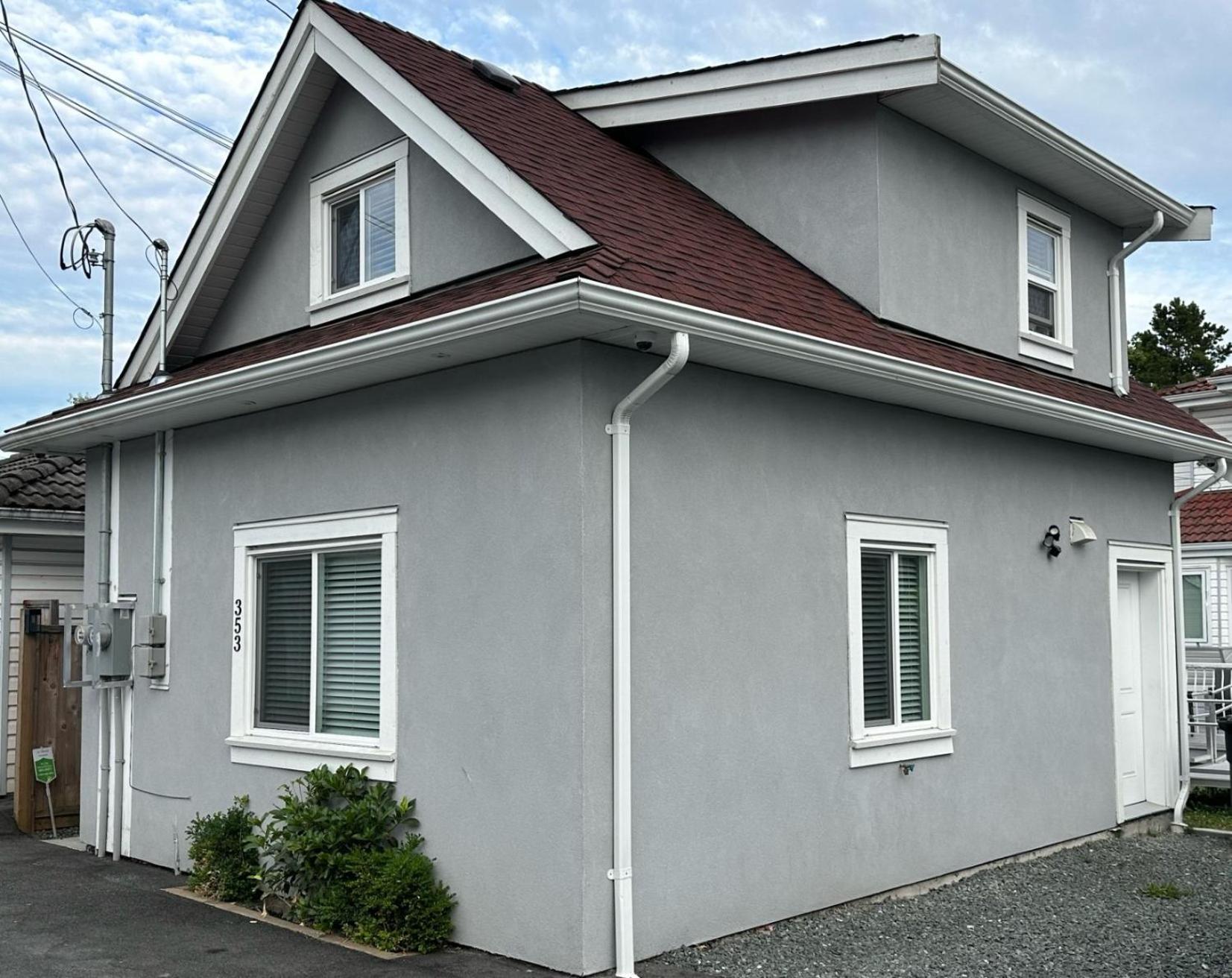 Bright and cozy modern home in Vancouver - central to YVR-Downtown - Free Private Parking