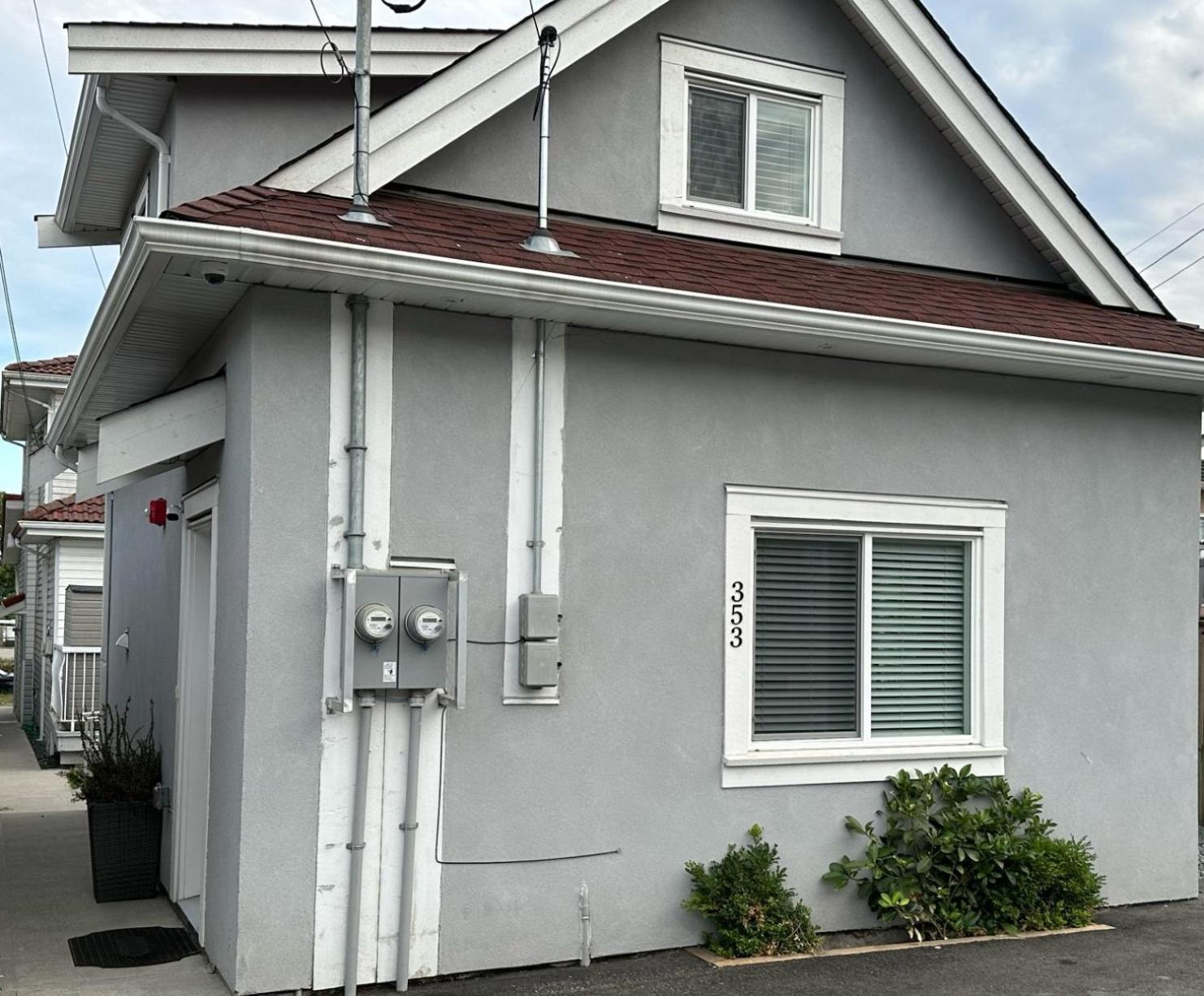 Bright and cozy modern home in Vancouver - central to YVR-Downtown - Free Private Parking