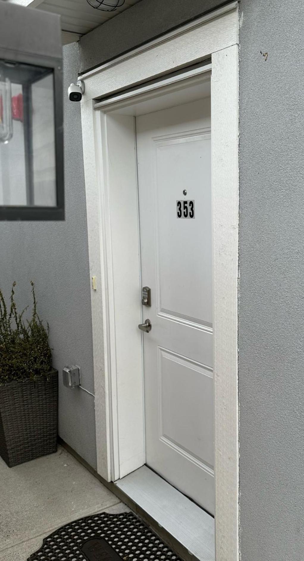 Bright and cozy modern home in Vancouver - central to YVR-Downtown - Free Private Parking