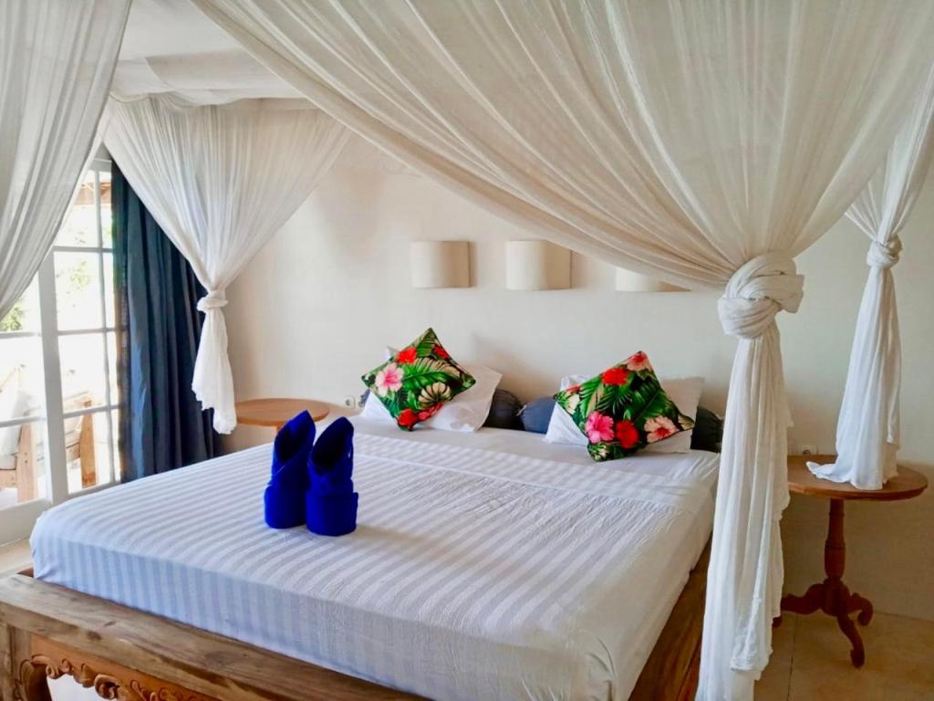 Serenity Luxurious Beachfront Villa & Spa with private Infinity Pool, 8 Guests view 5